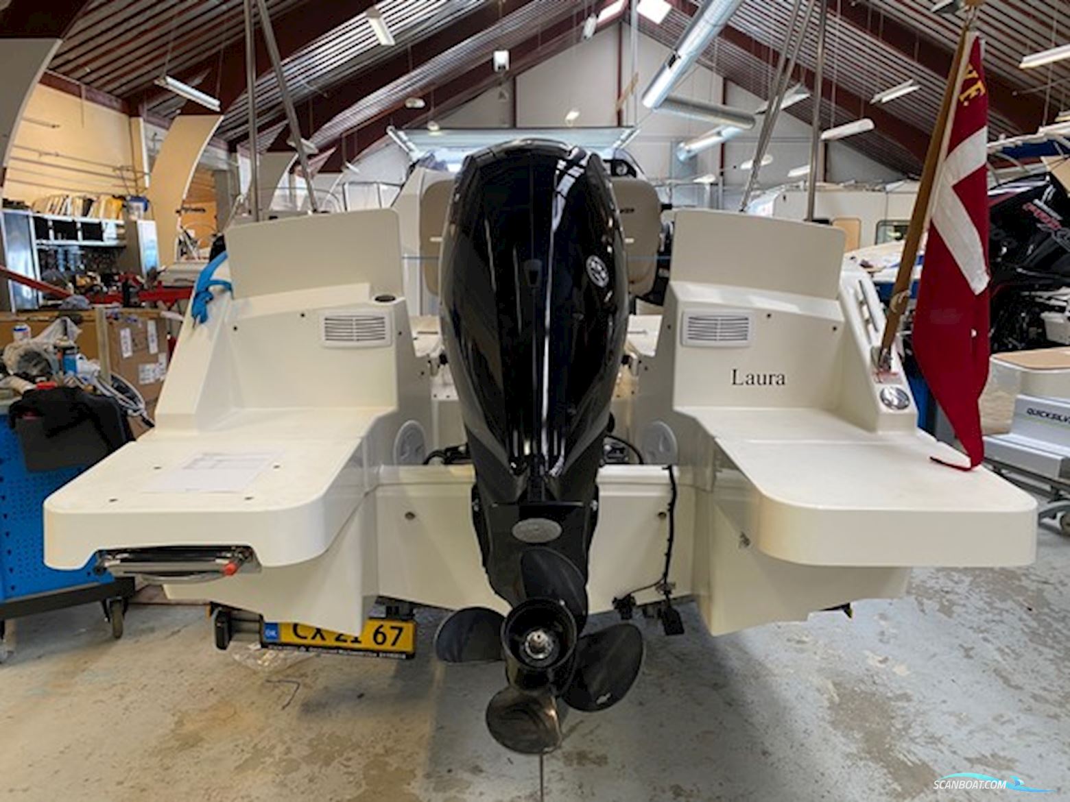 Flot Quicksilver 555 med Mercury 100 HK CT, kun 93,6 timer, SmartCraft, Simrad GO7, Fusion lydanlæg, køleskab og Flexiteak. Velholdt og vinteropbevar