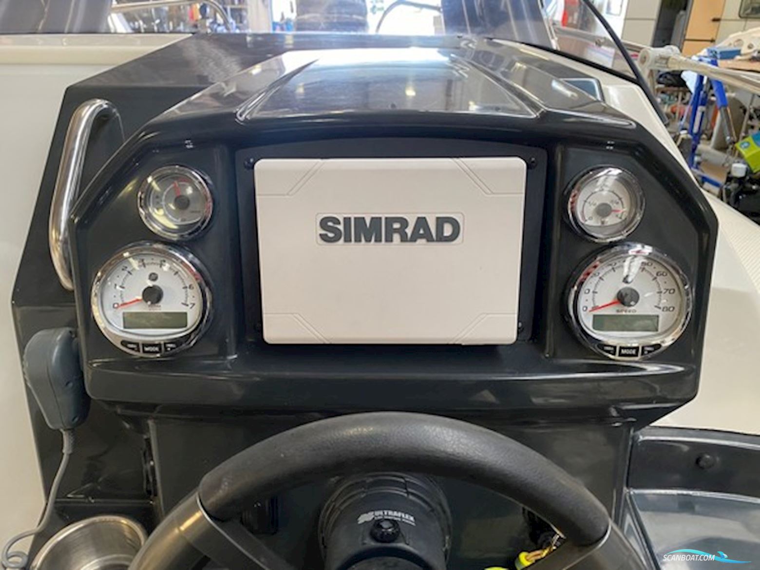 Flot Quicksilver 555 med Mercury 100 HK CT, kun 93,6 timer, SmartCraft, Simrad GO7, Fusion lydanlæg, køleskab og Flexiteak. Velholdt og vinteropbevar