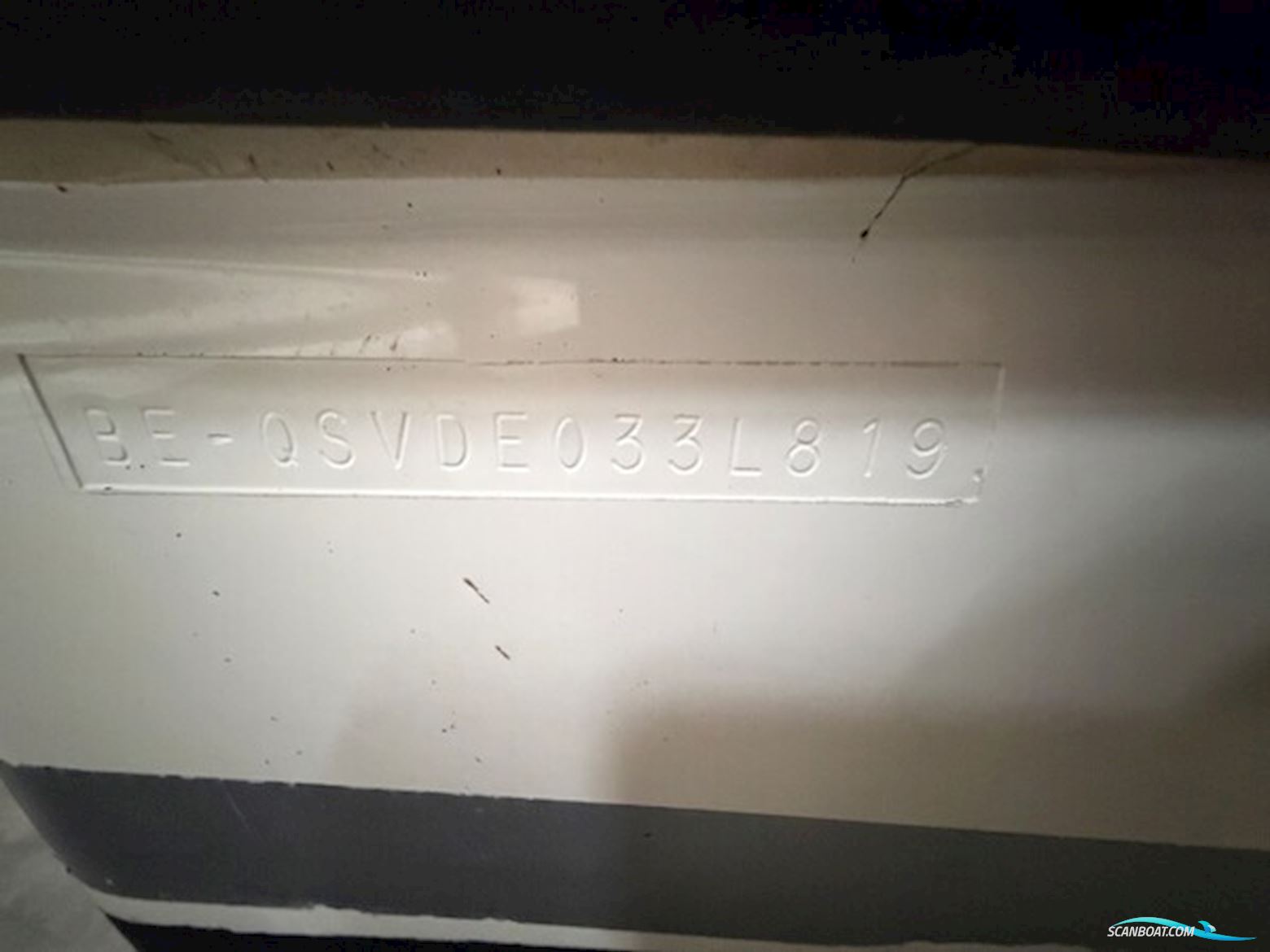 Flot Quicksilver 555 med Mercury 100 HK CT, kun 93,6 timer, SmartCraft, Simrad GO7, Fusion lydanlæg, køleskab og Flexiteak. Velholdt og vinteropbevar