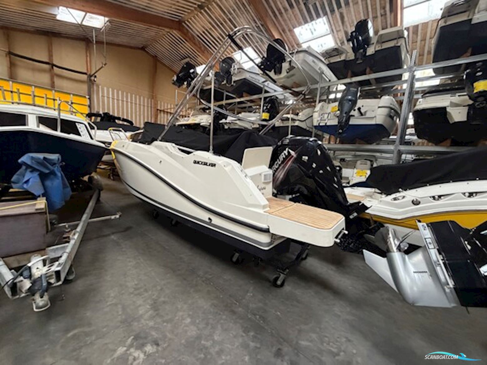 Flot Quicksilver 555 med Mercury 100 HK CT, kun 93,6 timer, SmartCraft, Simrad GO7, Fusion lydanlæg, køleskab og Flexiteak. Velholdt og vinteropbevar