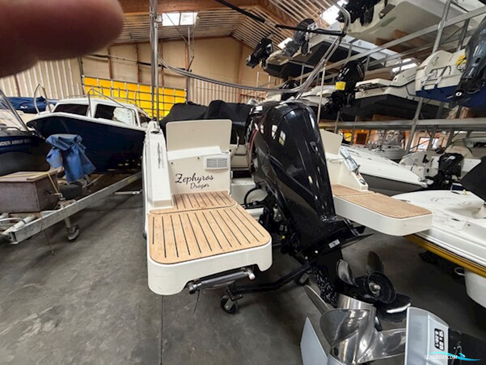 Flot Quicksilver 555 med Mercury 100 HK CT, kun 93,6 timer, SmartCraft, Simrad GO7, Fusion lydanlæg, køleskab og Flexiteak. Velholdt og vinteropbevar