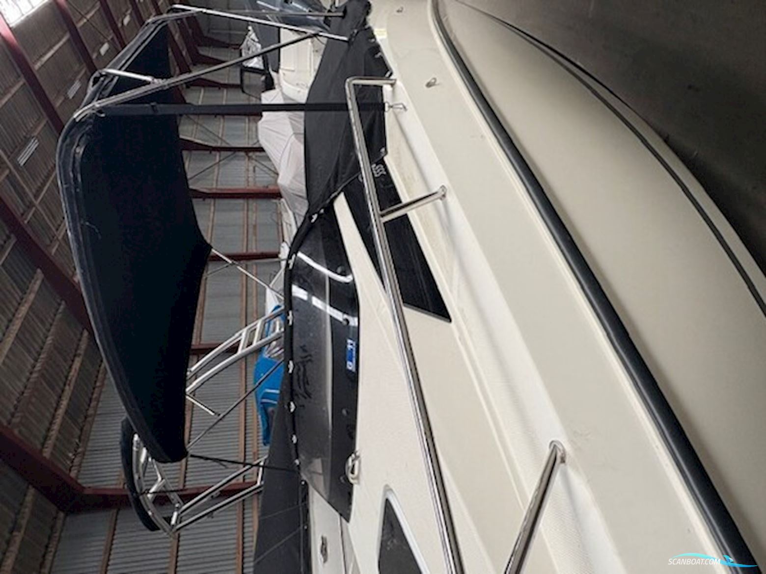 Flot Quicksilver 555 med Mercury 100 HK CT, kun 93,6 timer, SmartCraft, Simrad GO7, Fusion lydanlæg, køleskab og Flexiteak. Velholdt og vinteropbevar