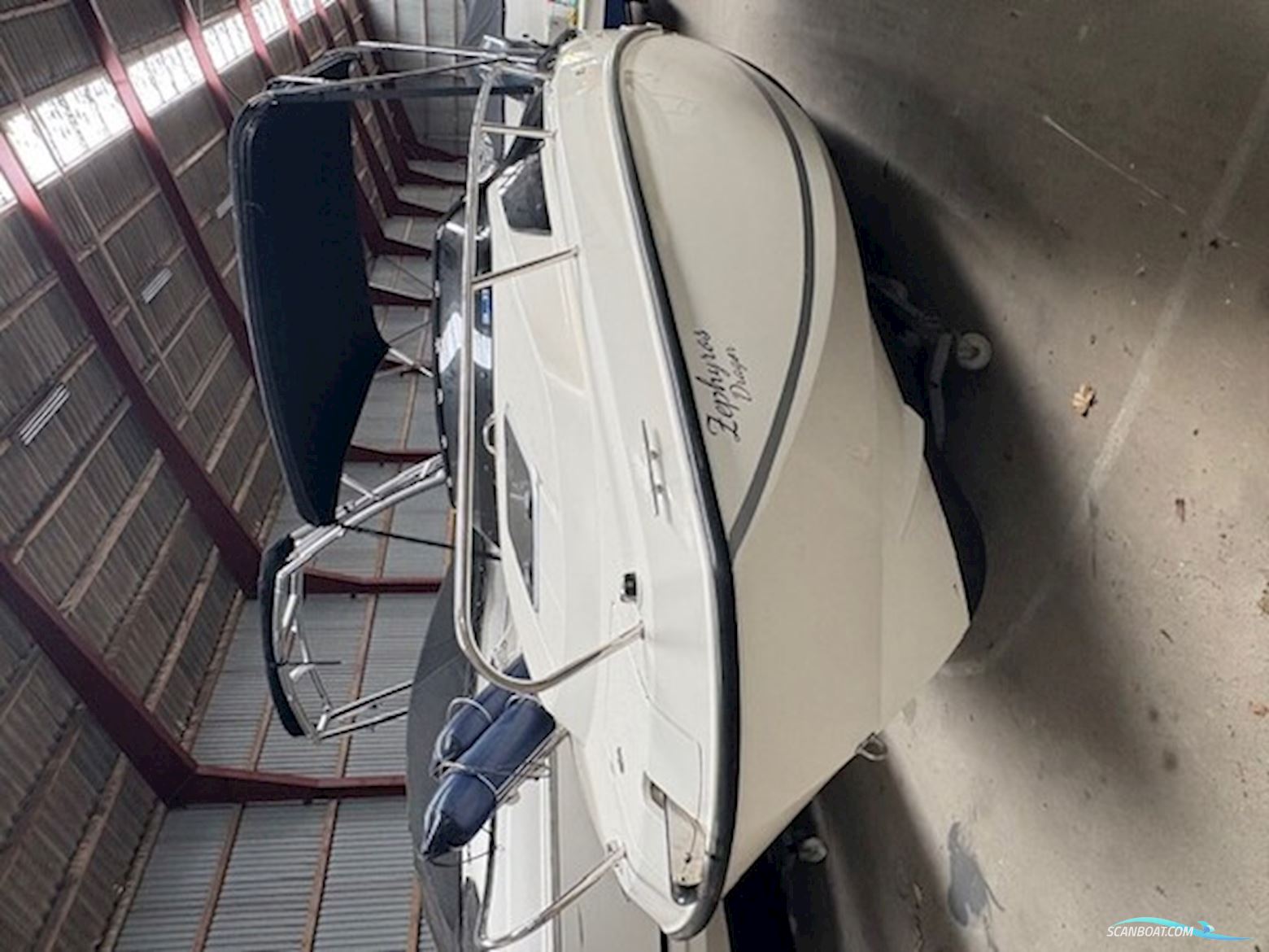 Flot Quicksilver 555 med Mercury 100 HK CT, kun 93,6 timer, SmartCraft, Simrad GO7, Fusion lydanlæg, køleskab og Flexiteak. Velholdt og vinteropbevar