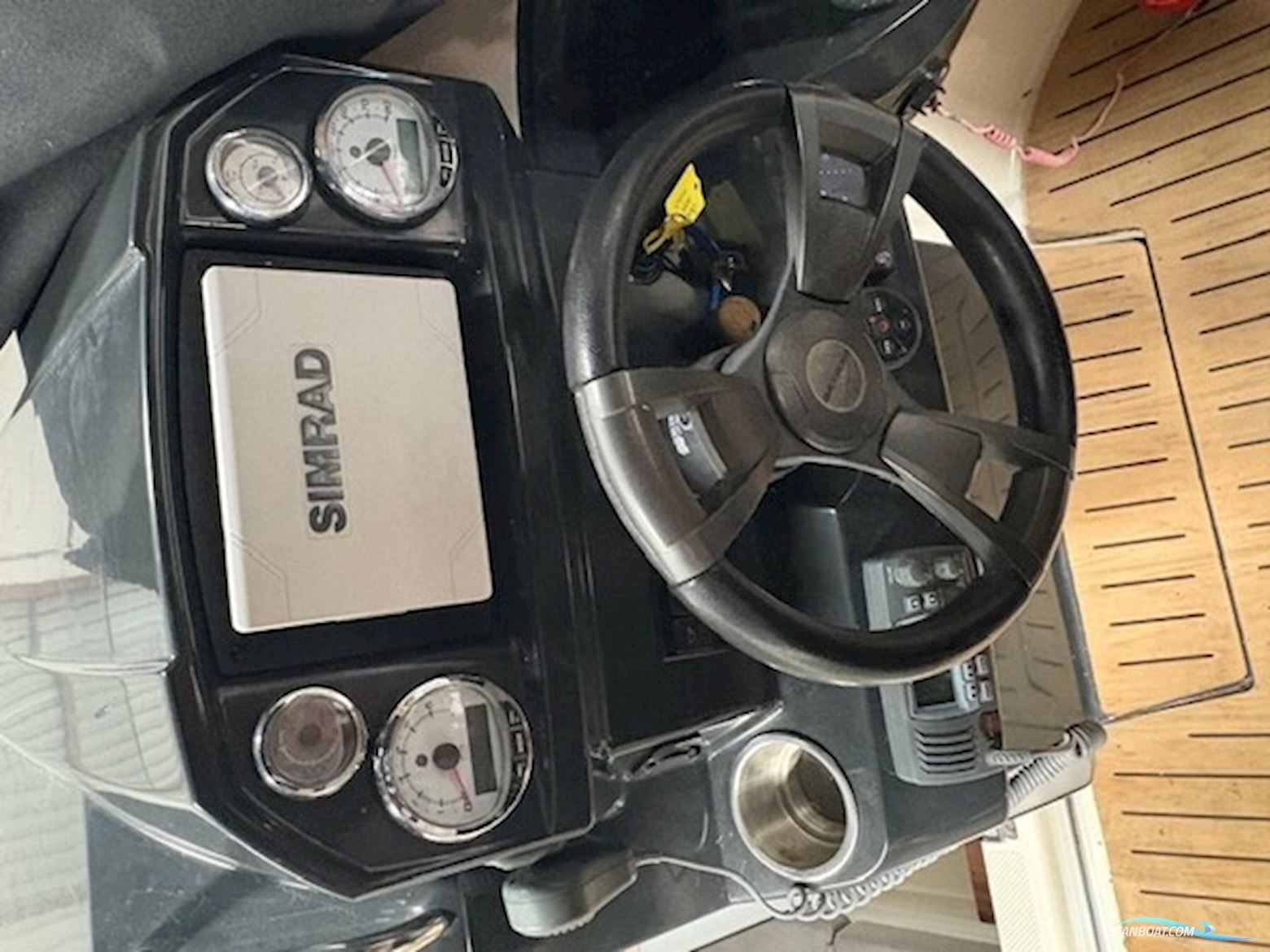 Flot Quicksilver 555 med Mercury 100 HK CT, kun 93,6 timer, SmartCraft, Simrad GO7, Fusion lydanlæg, køleskab og Flexiteak. Velholdt og vinteropbevar