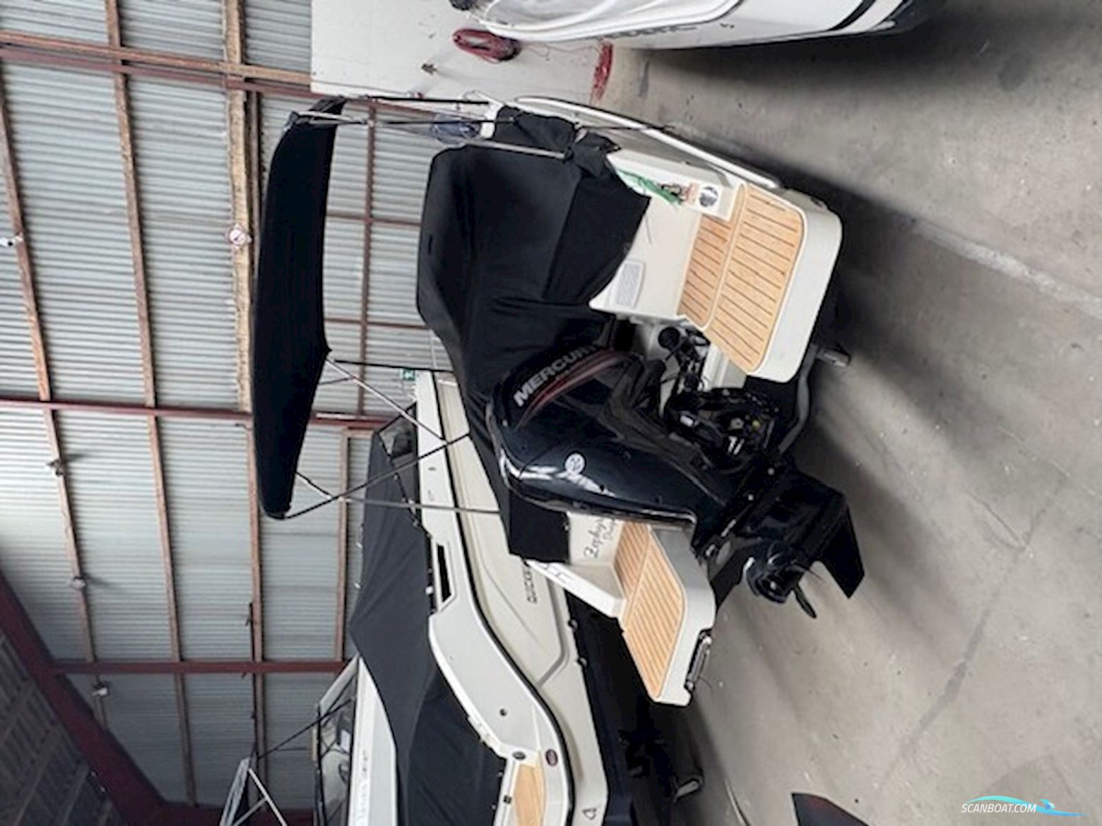Flot Quicksilver 555 med Mercury 100 HK CT, kun 93,6 timer, SmartCraft, Simrad GO7, Fusion lydanlæg, køleskab og Flexiteak. Velholdt og vinteropbevar