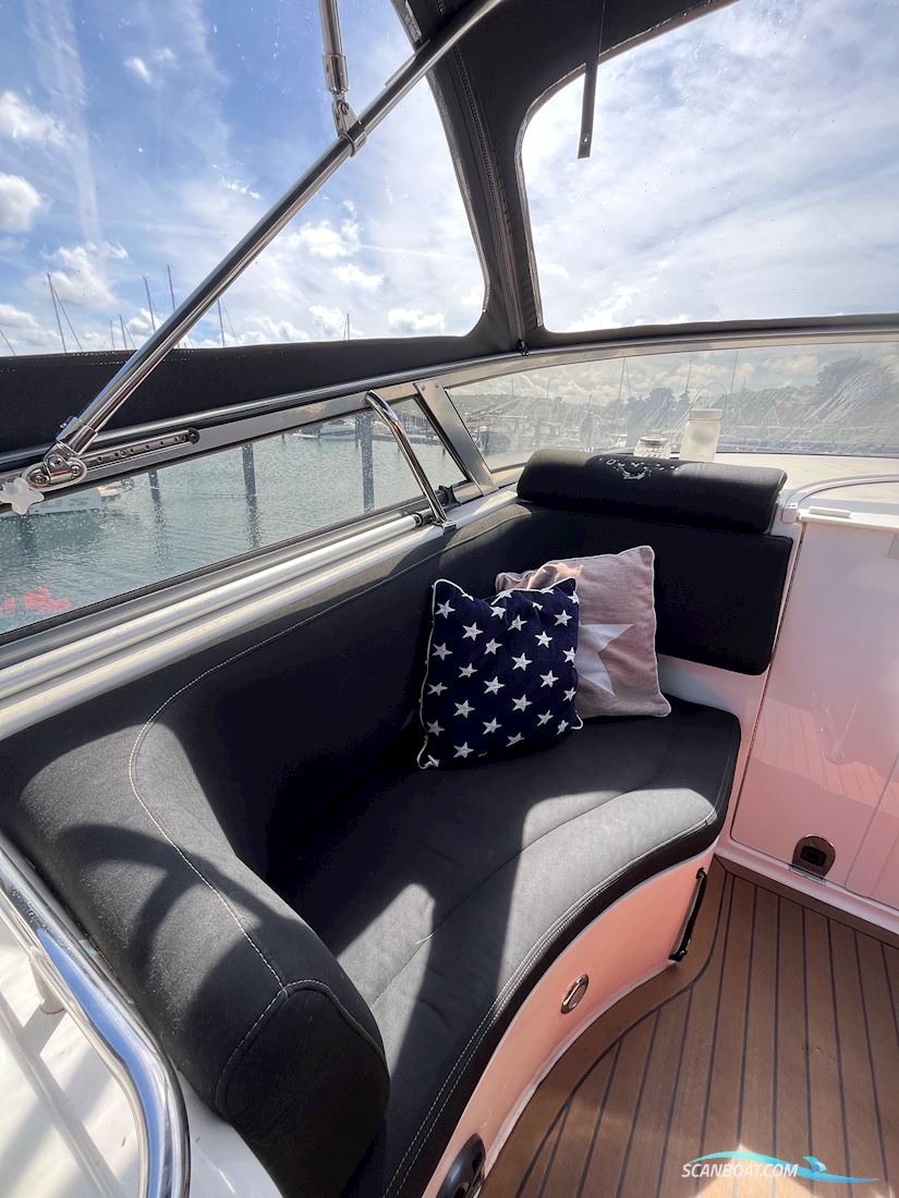 Fountain 38 Express cruiser