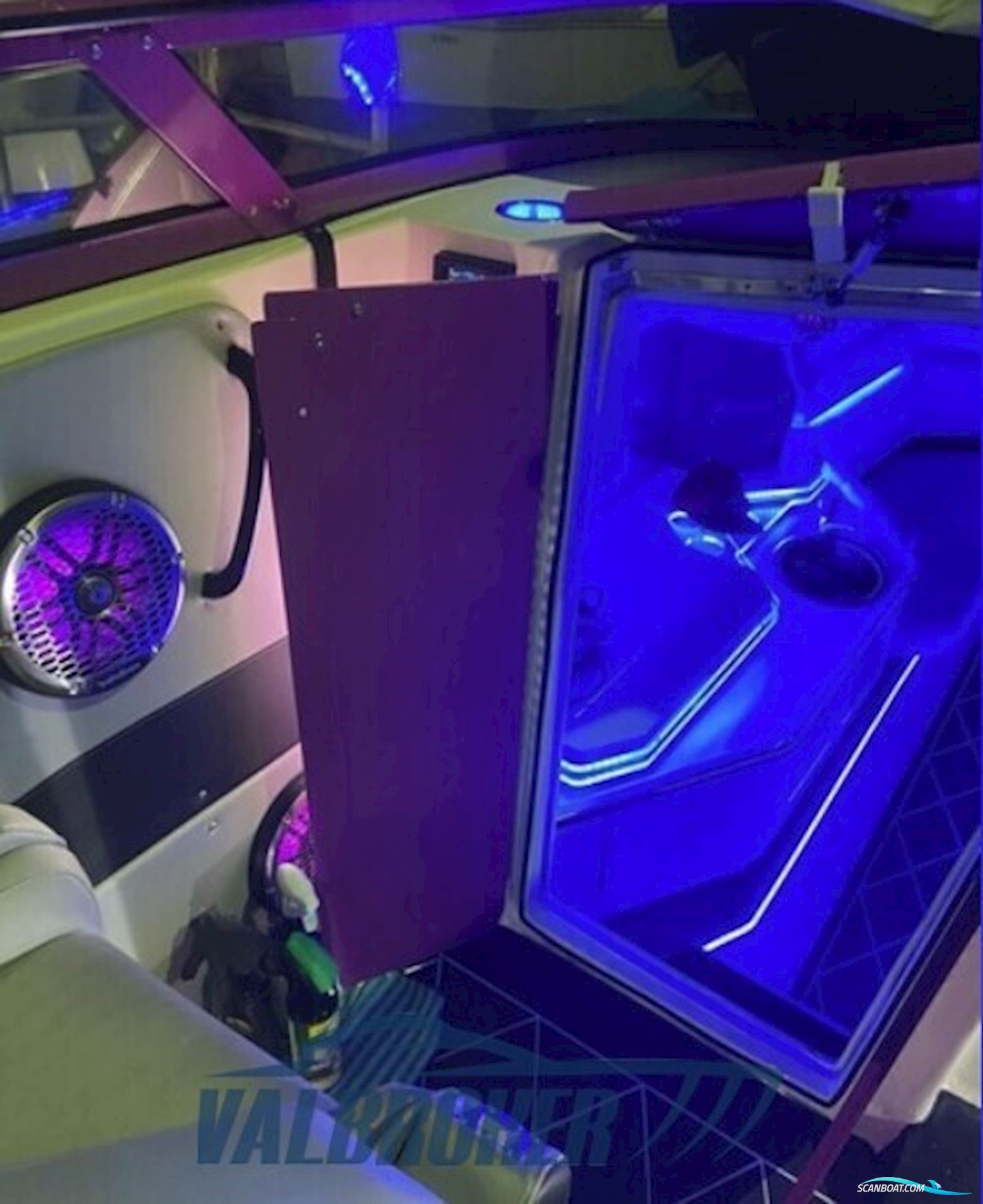 Fountain 38 LIGHTNING