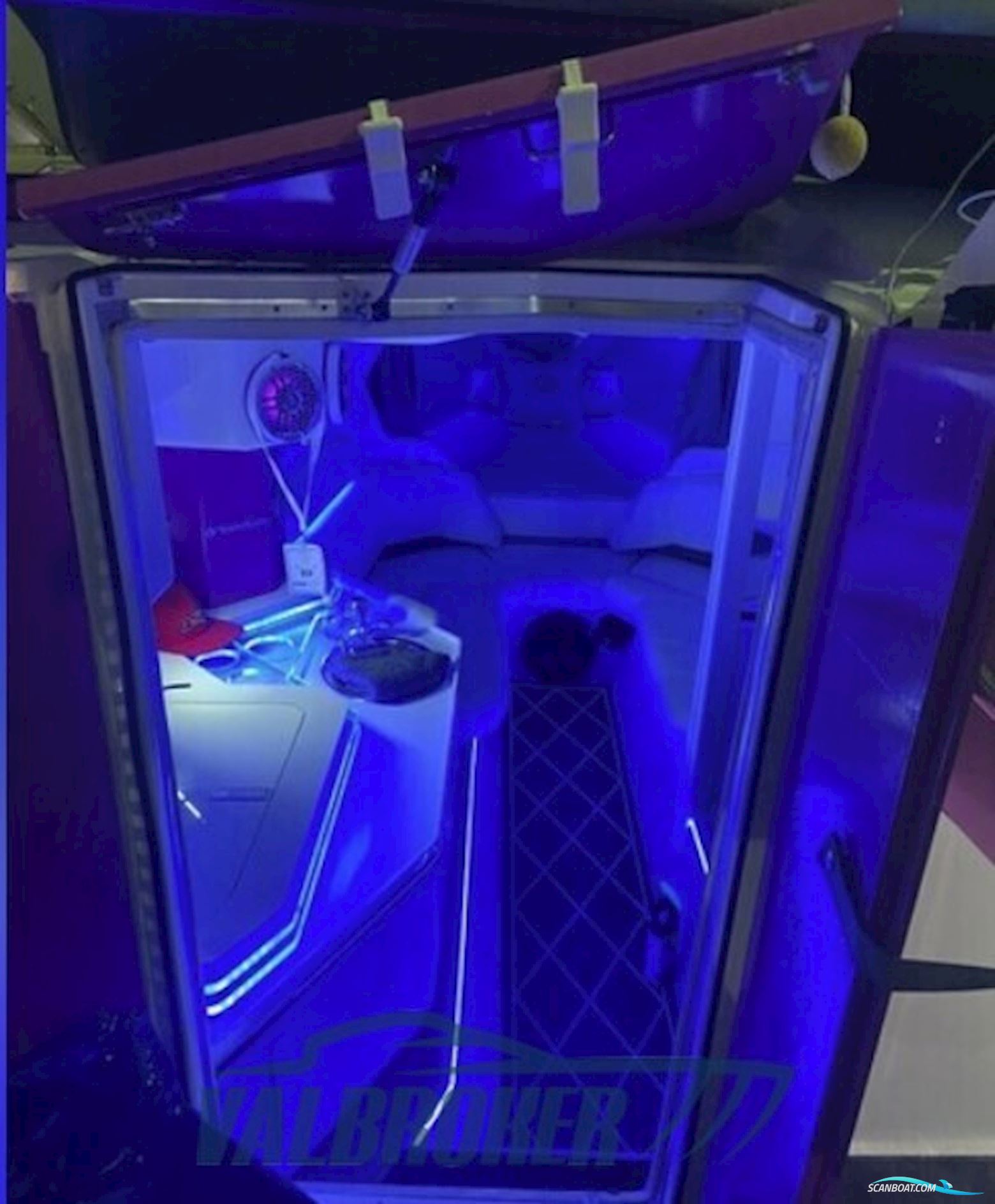 Fountain 38 LIGHTNING