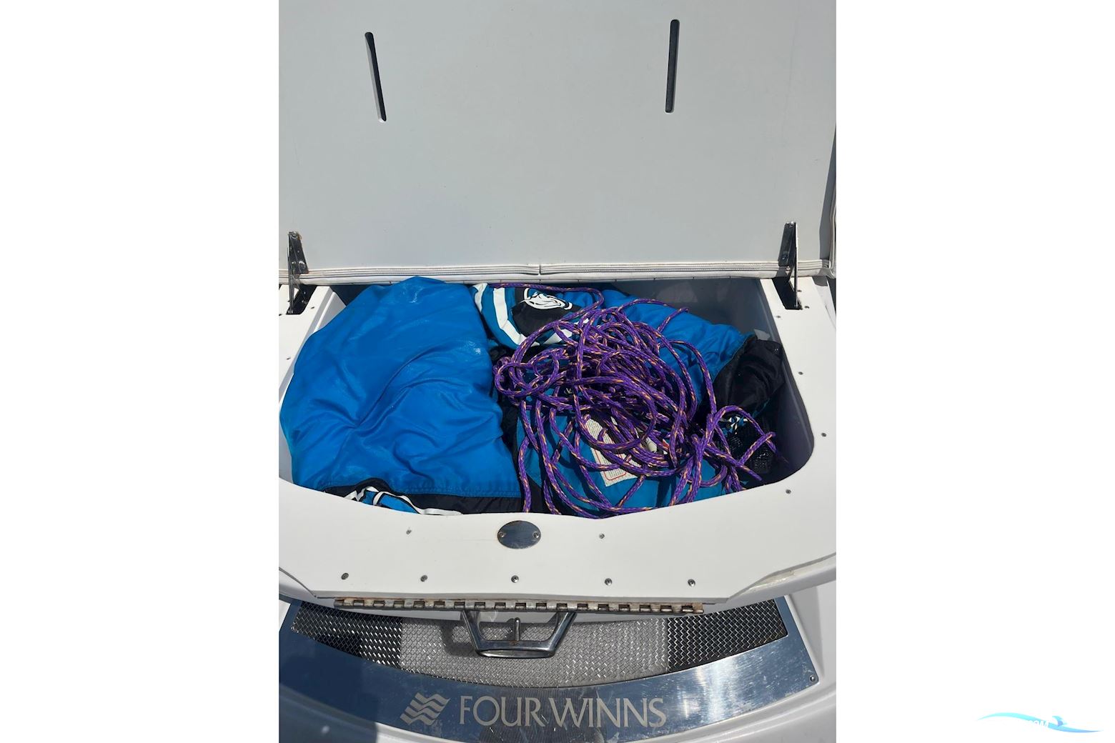 Four Winns SL262