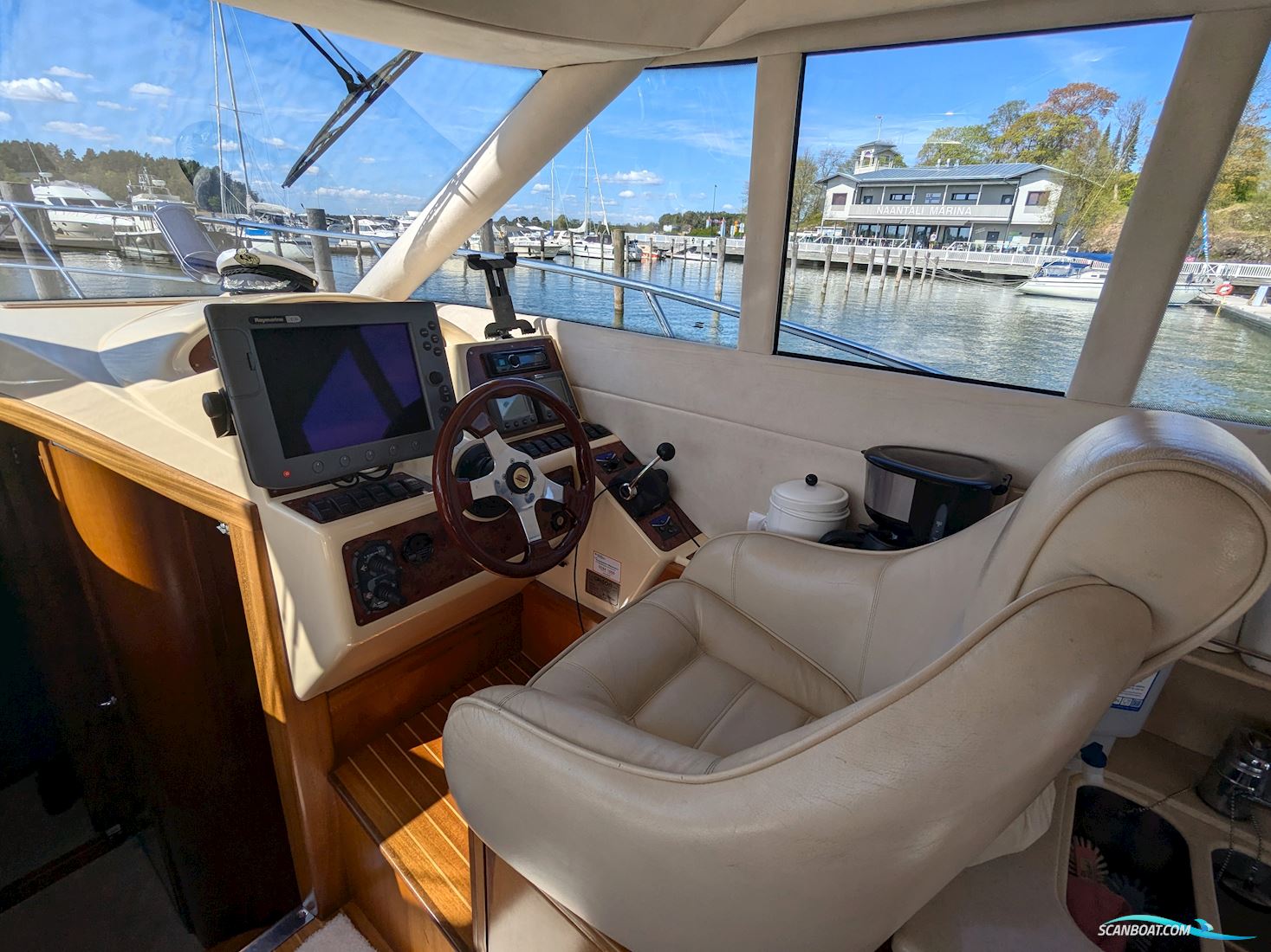 Galeon 330 Fly