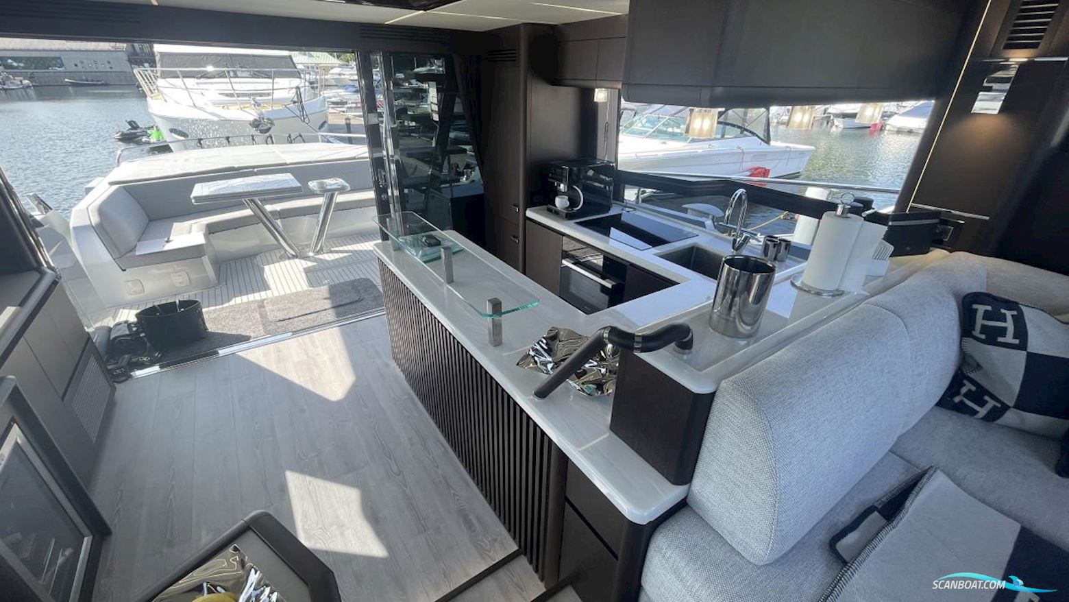 Galeon 700 SKYDECK