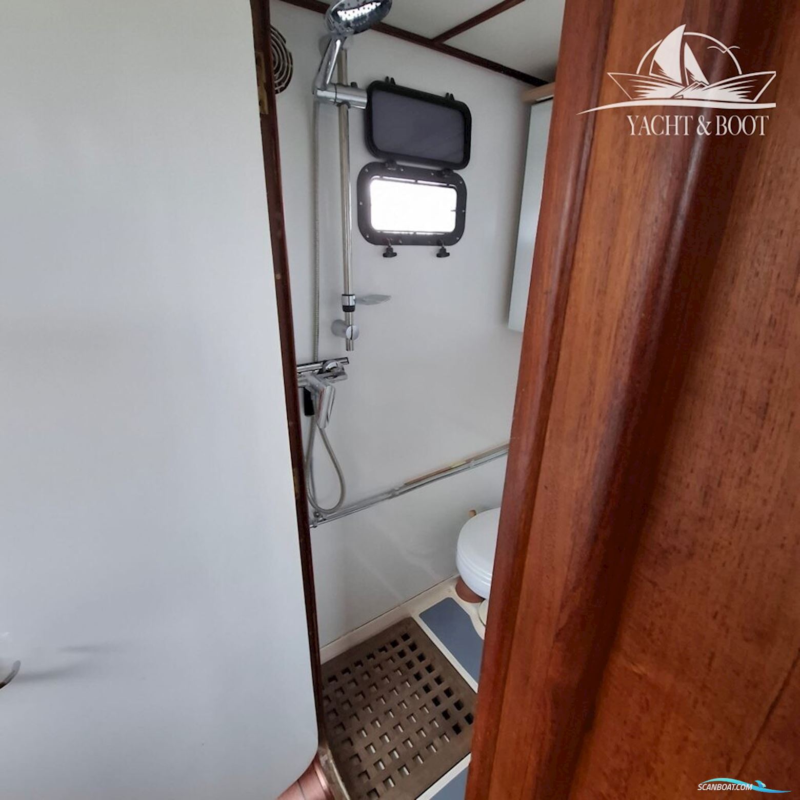 Gladstone Lyall & Co Aquila Queen Trawler 35