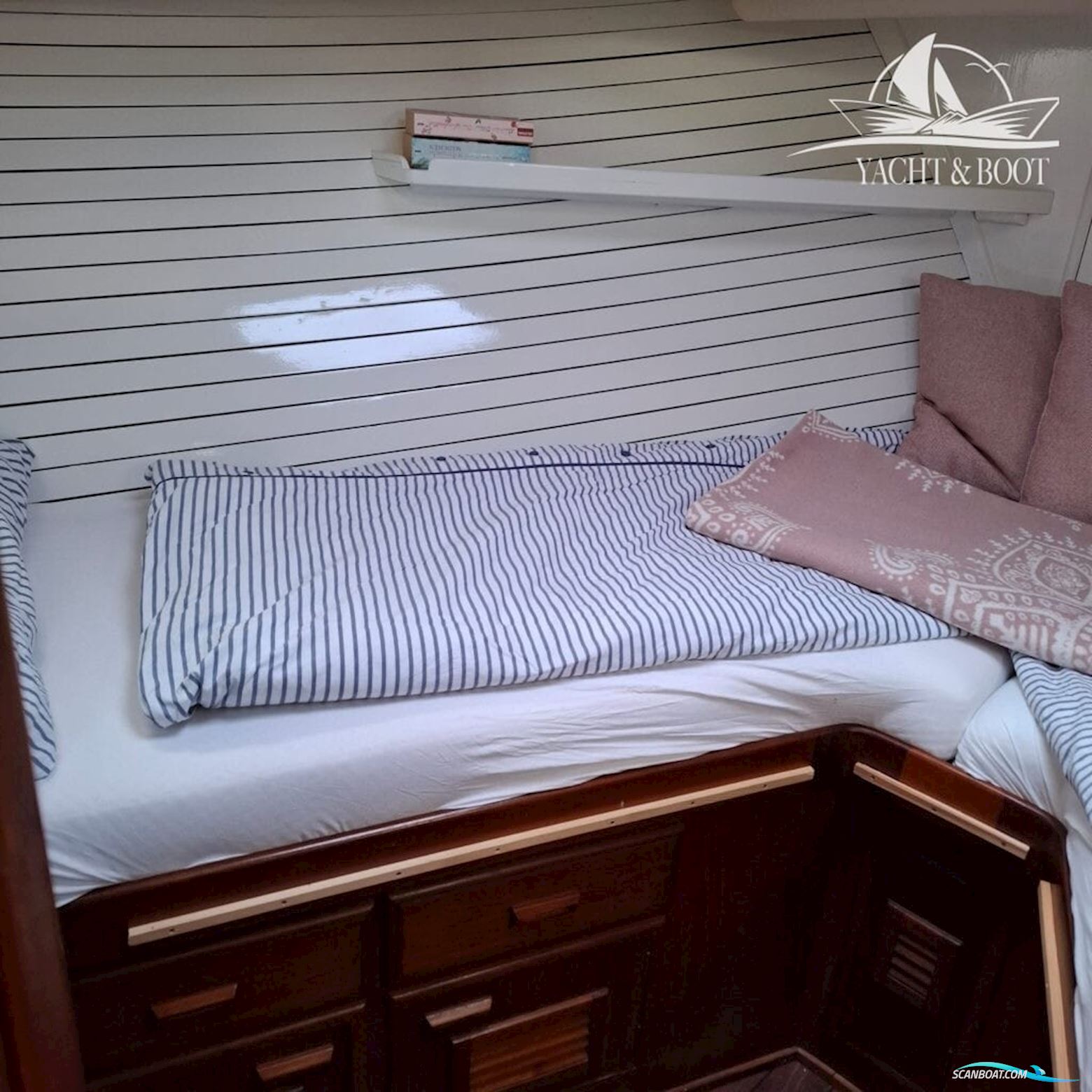 Gladstone Lyall & Co Gladstone Lyall & Co Aquila Queen Trawler 35