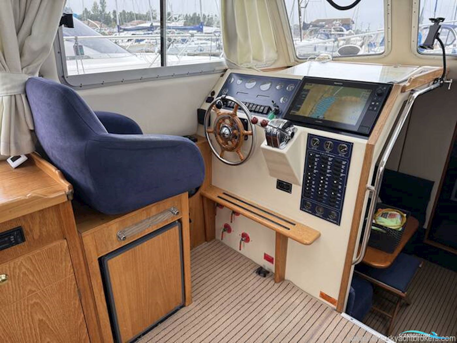 Hardy Marine 32 Commander
