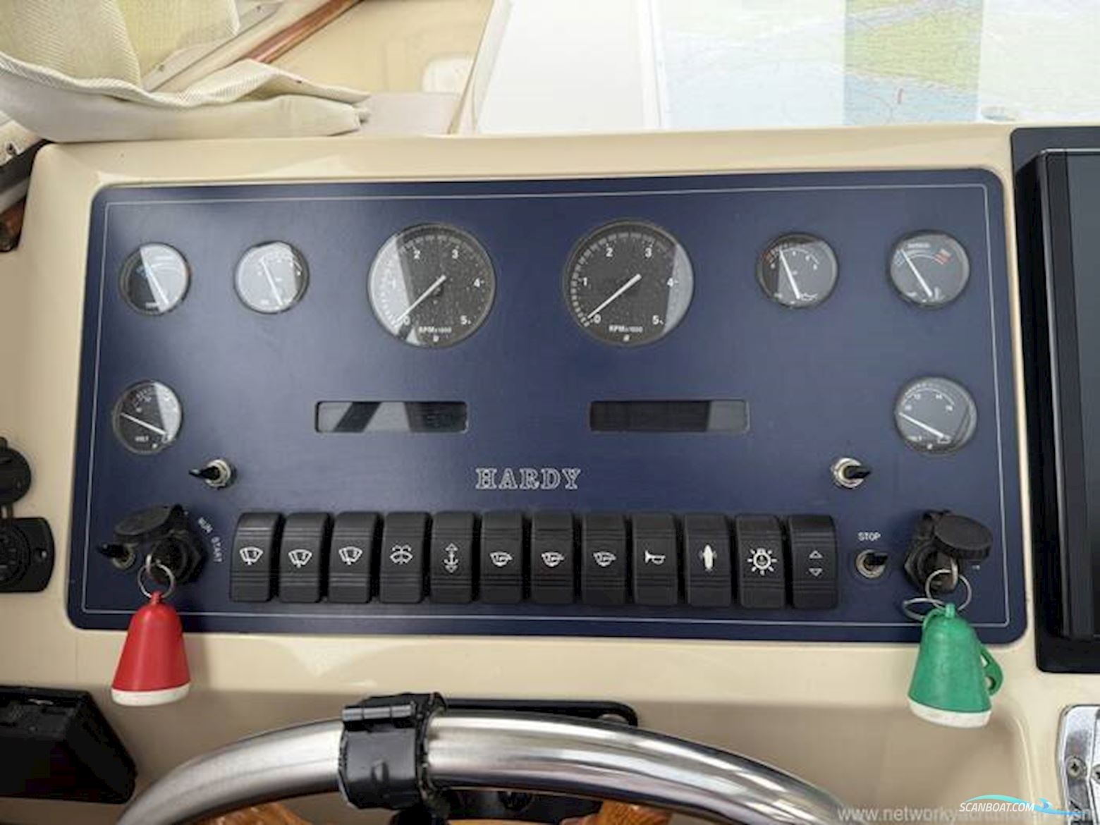 Hardy Marine 32 Commander