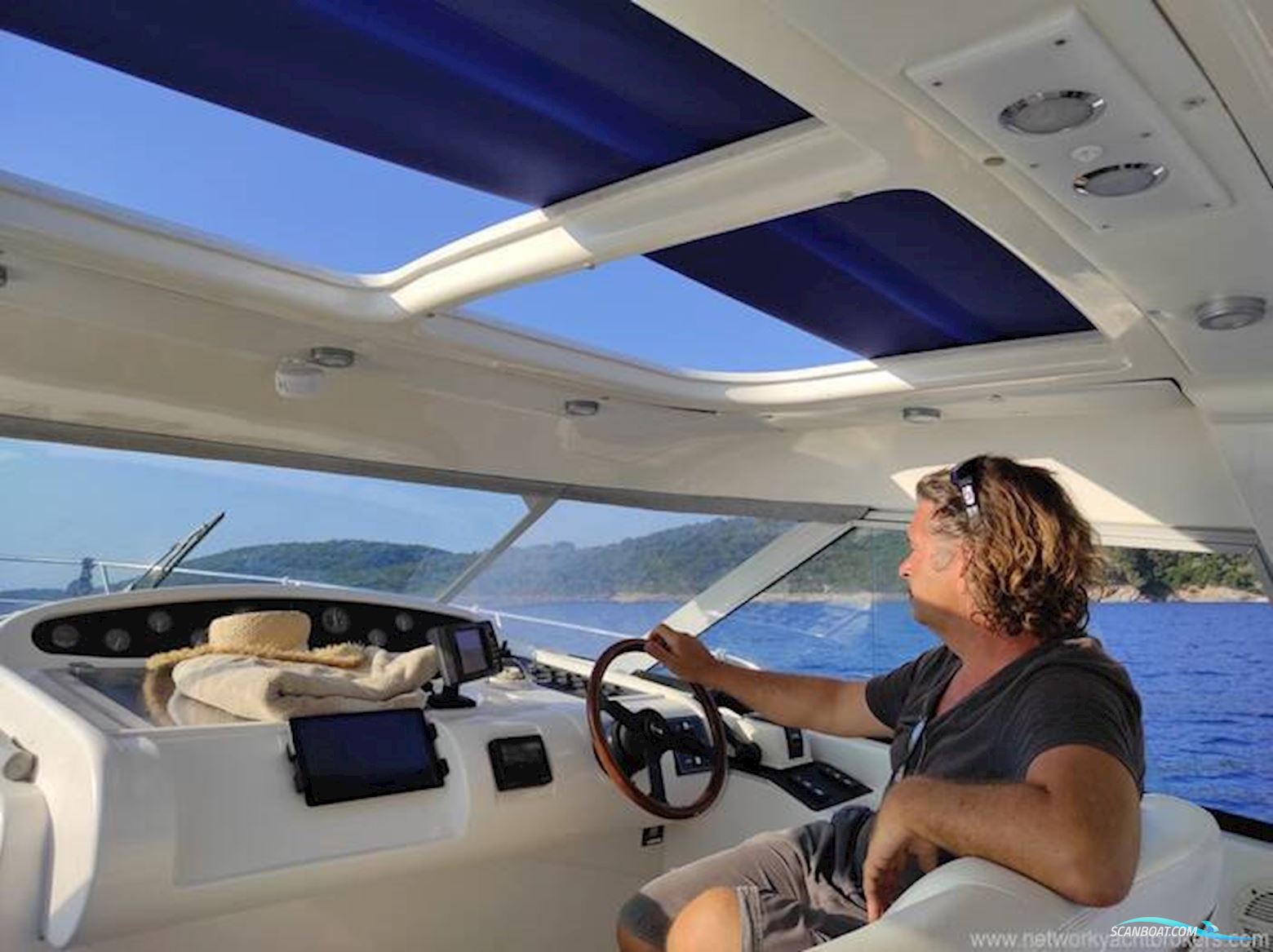 Hardy Marine Seawing 305