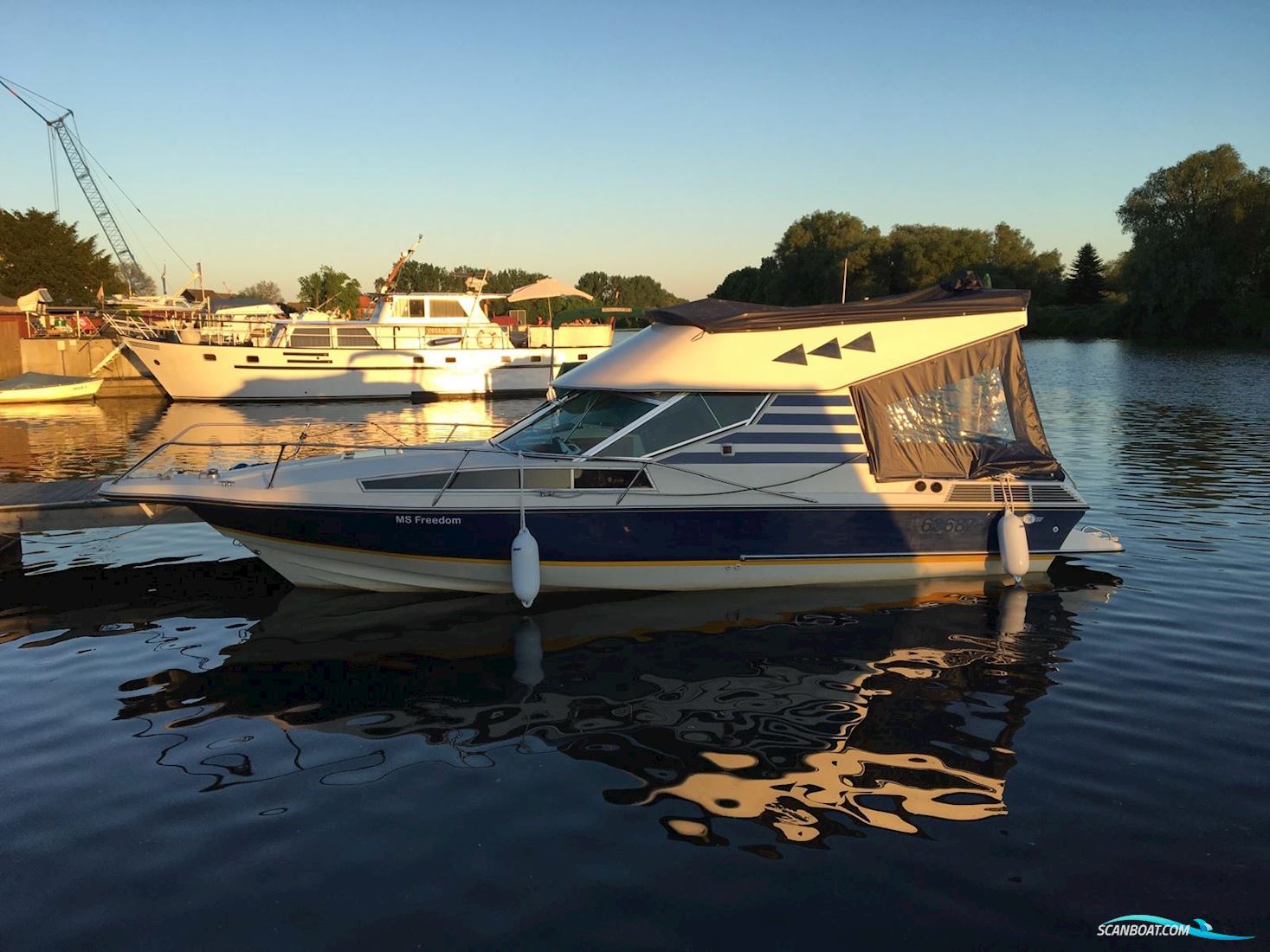 Hilter Royal 840 Flybridge Motorbåt 2007, med Volvo Penta 5,7 GXI motor, Tyskland