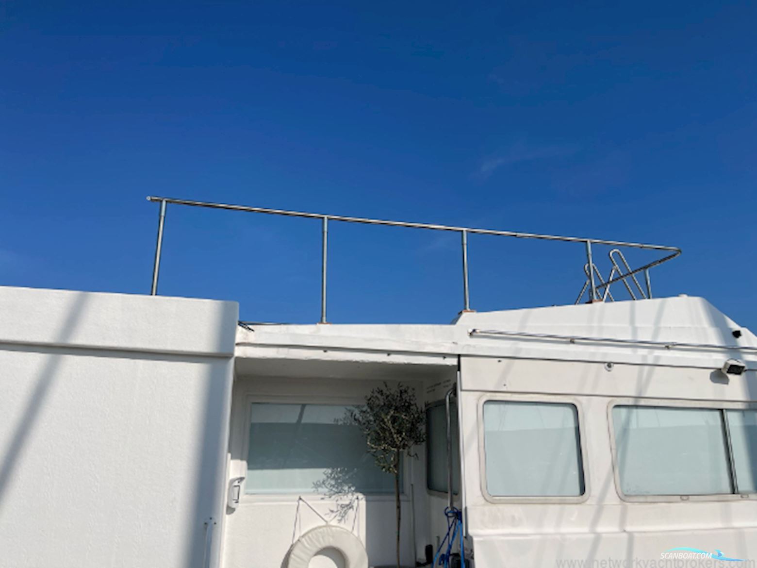 Houseboat Powercat 40 converted to a