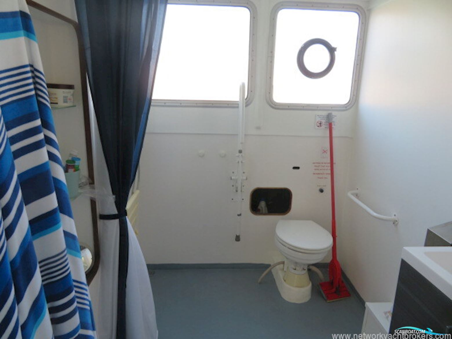 Houseboat Powercat 40 converted to a