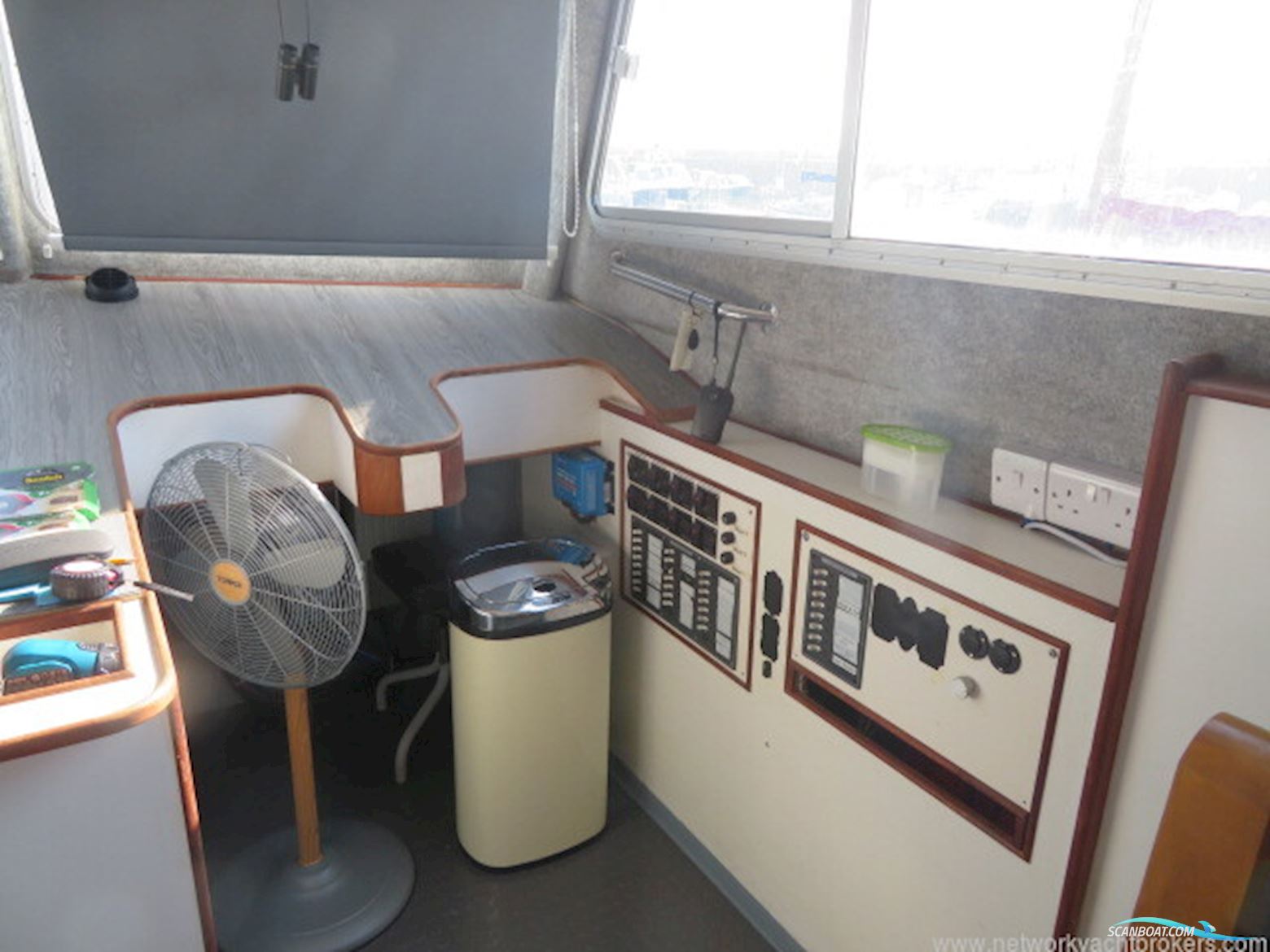 Houseboat Powercat 40 converted to a