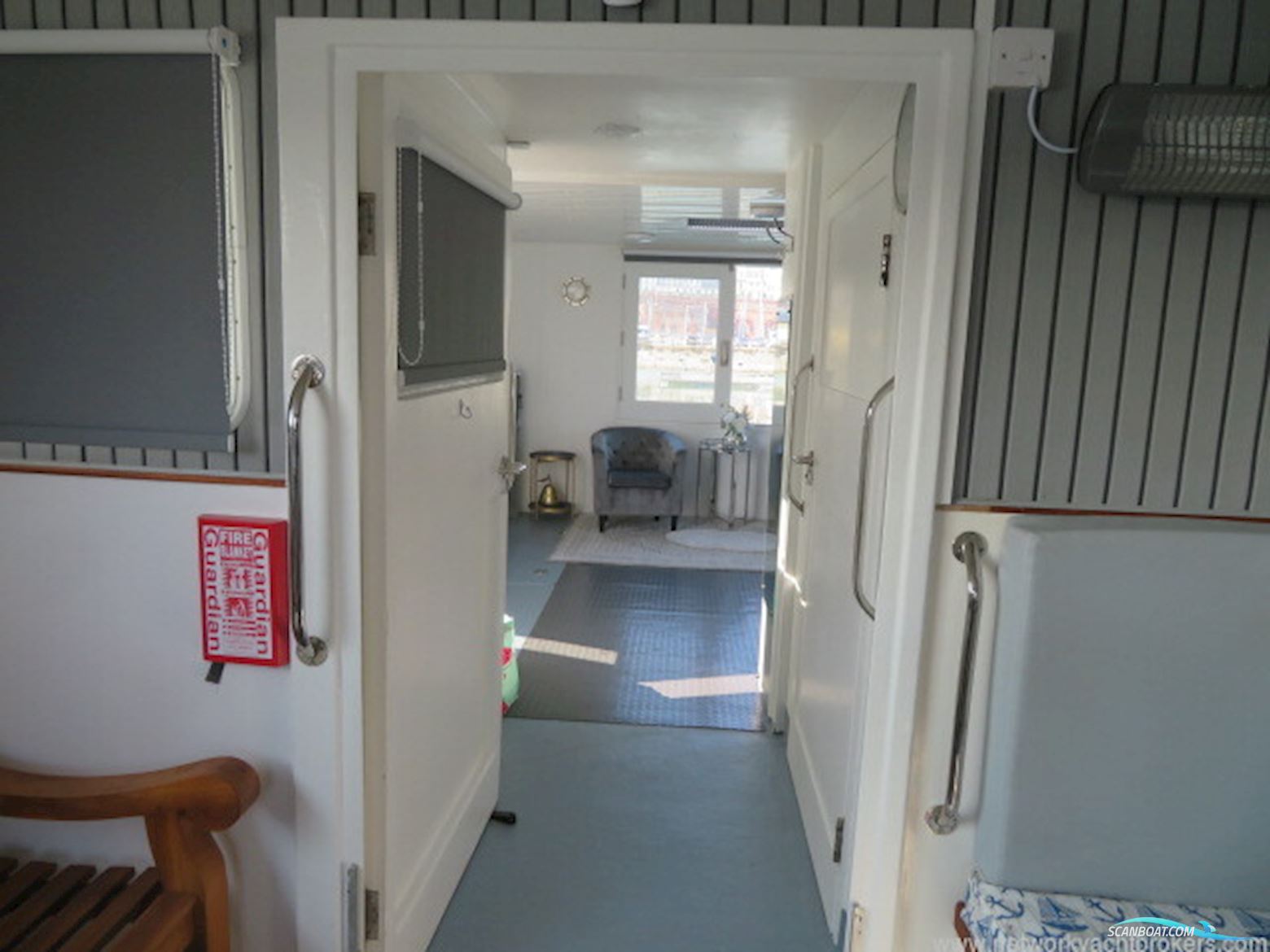 Houseboat Powercat 40 converted to a