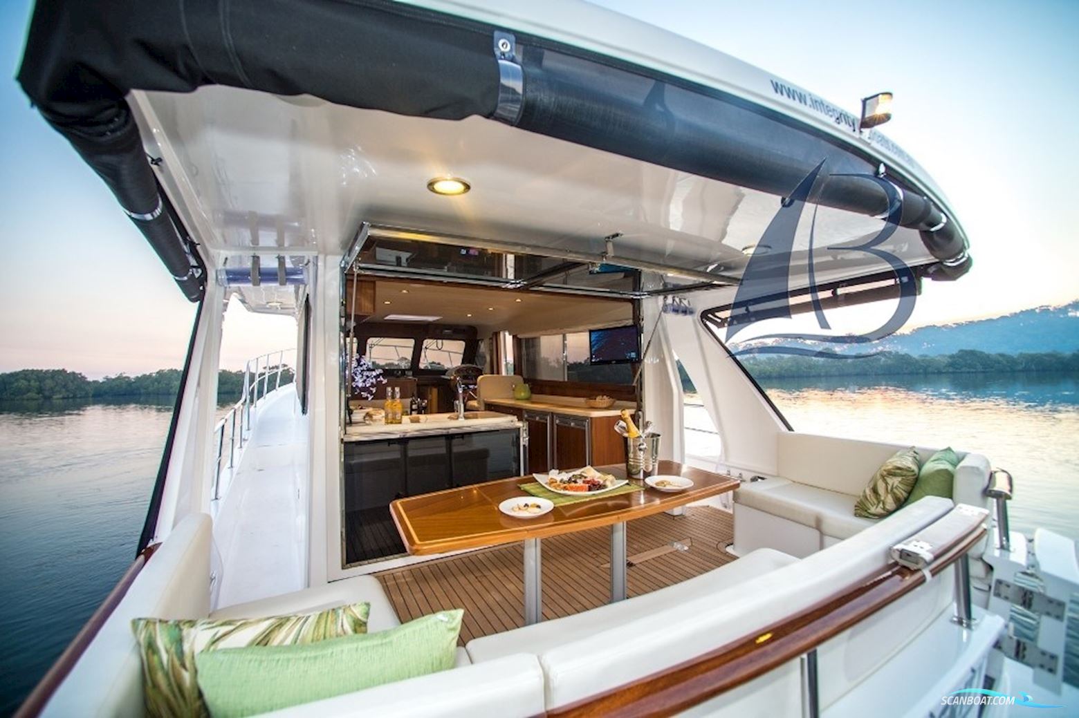 Integrity Motor Yachts Integrity 440 Sedan