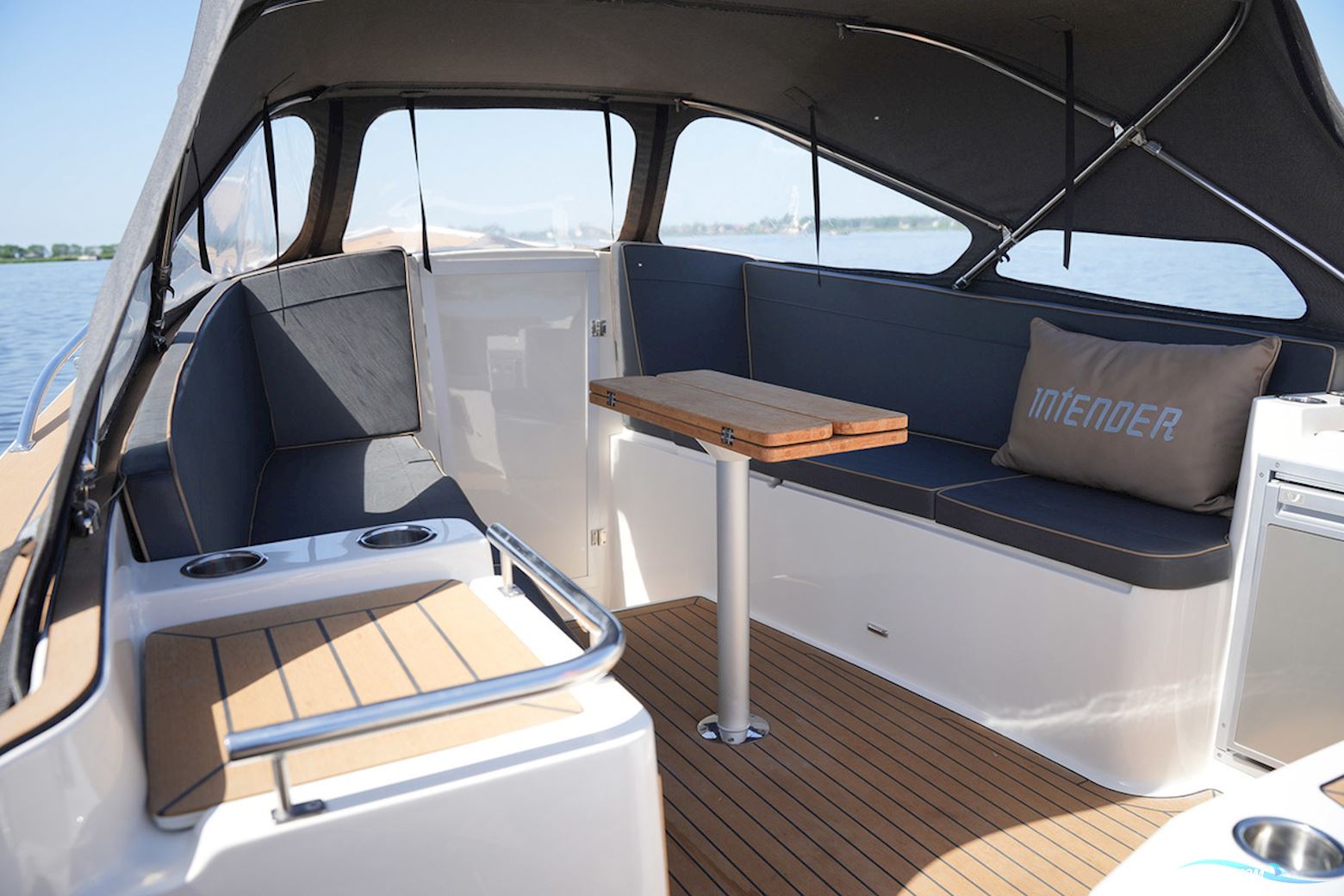 Interboat Intender 820