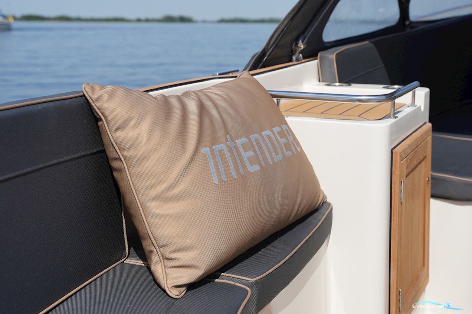 Interboat Intender 820