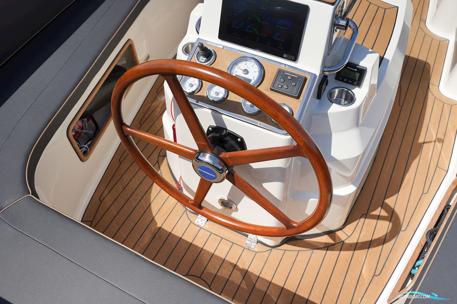 Interboat Intender 820