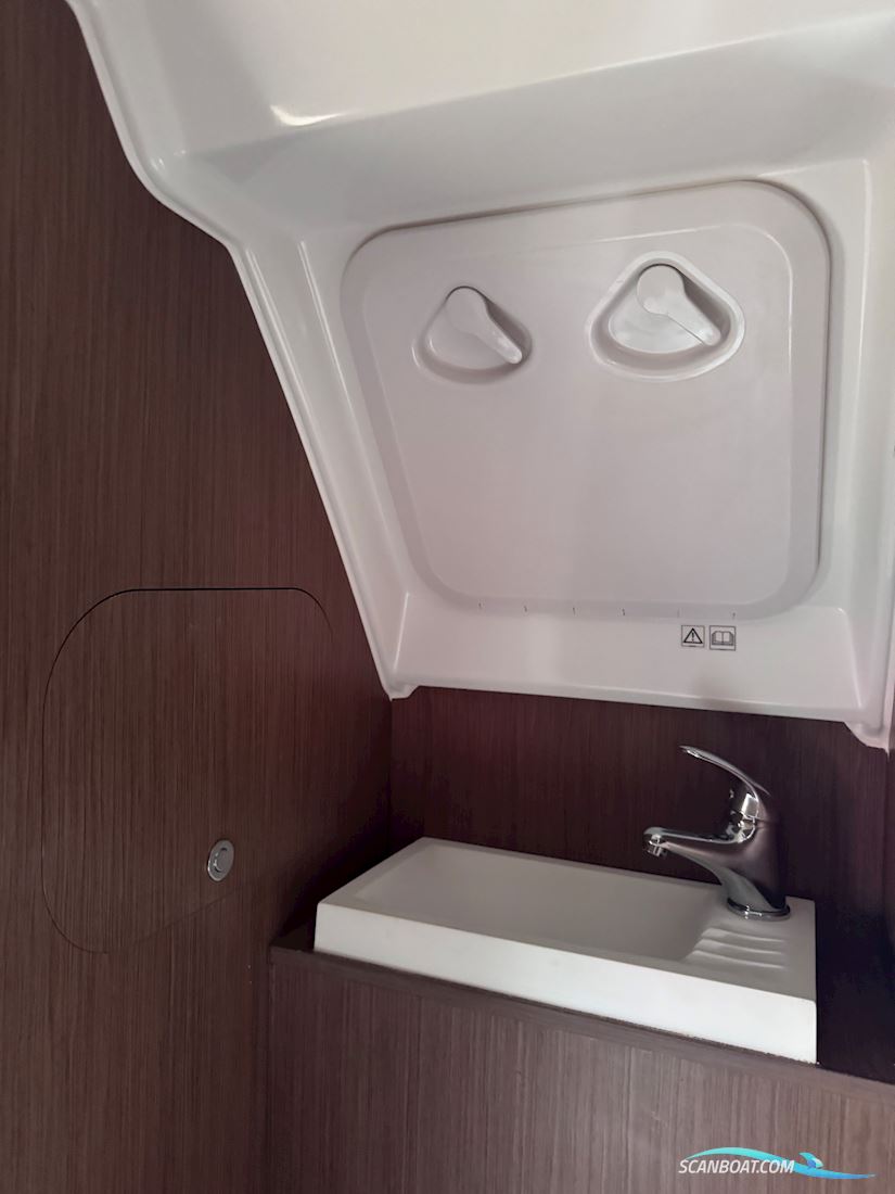 Jeanneau 7.5 DC CAP CAMARAT SERIE 2 – 2021