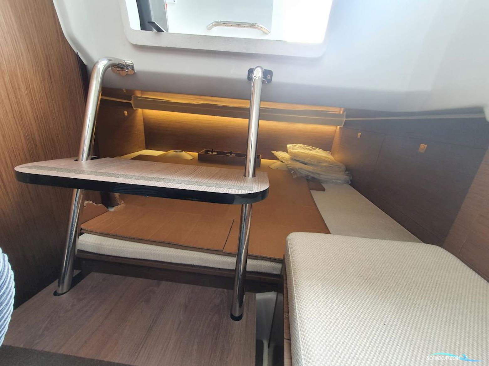 Jeanneau Cap Camarat 9.0 Center Console