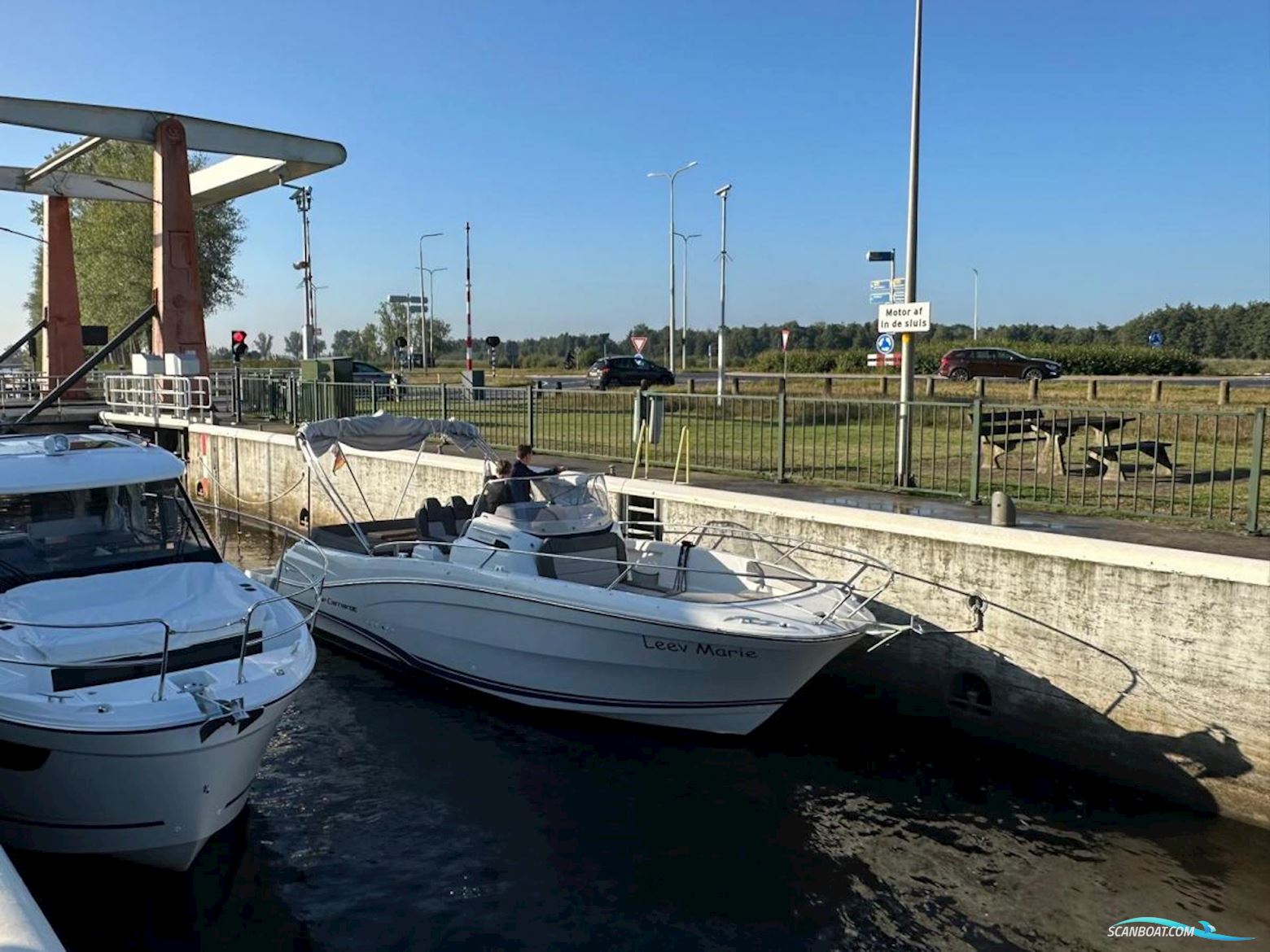 Jeanneau Cap Camarat 9.0 Center Console
