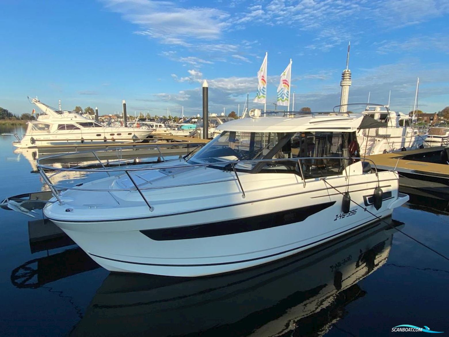 Jeanneau Merry Fisher 895 met boeg en heckschroef