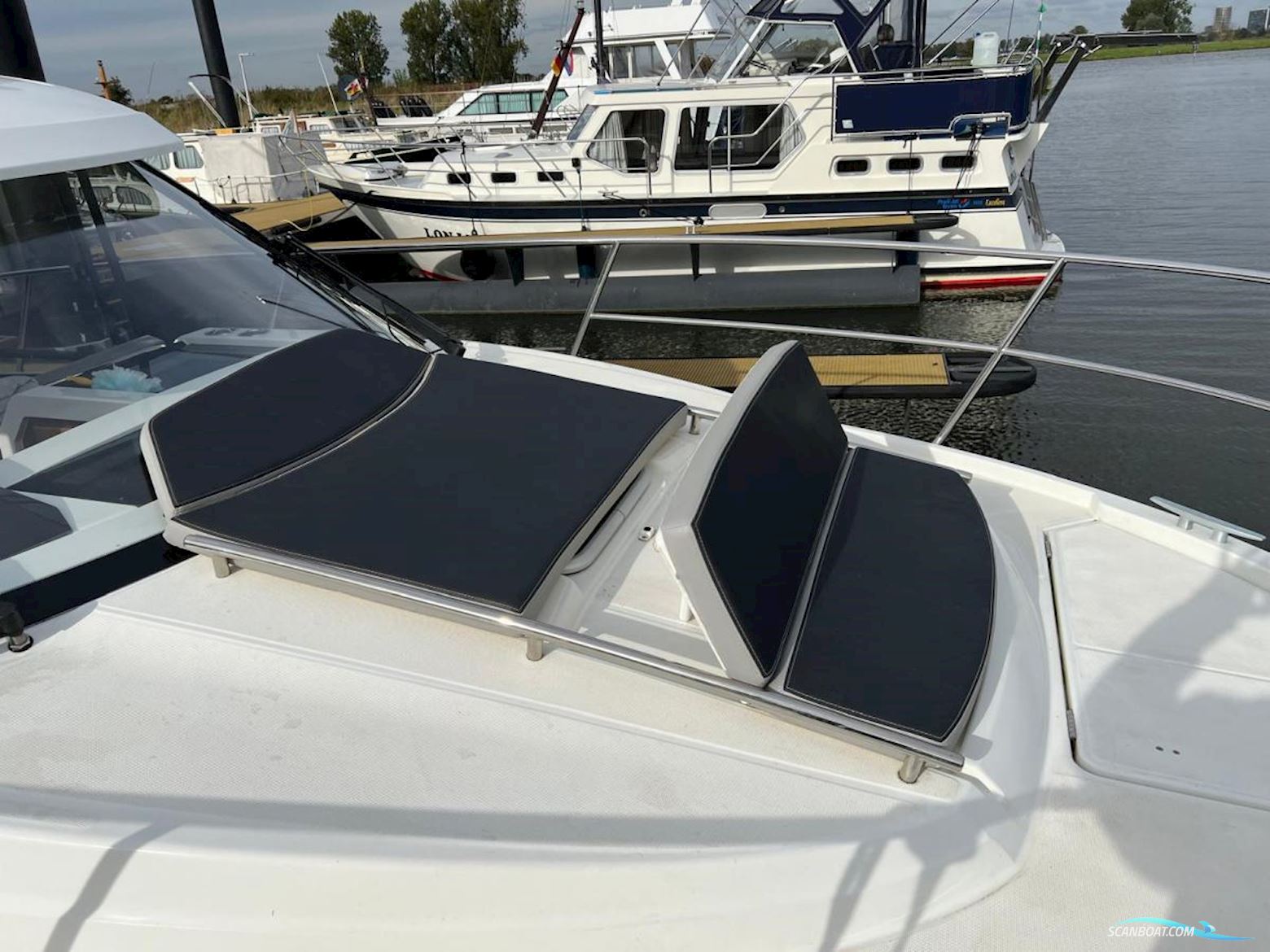 Jeanneau Merry Fisher 895 met boeg en heckschroef