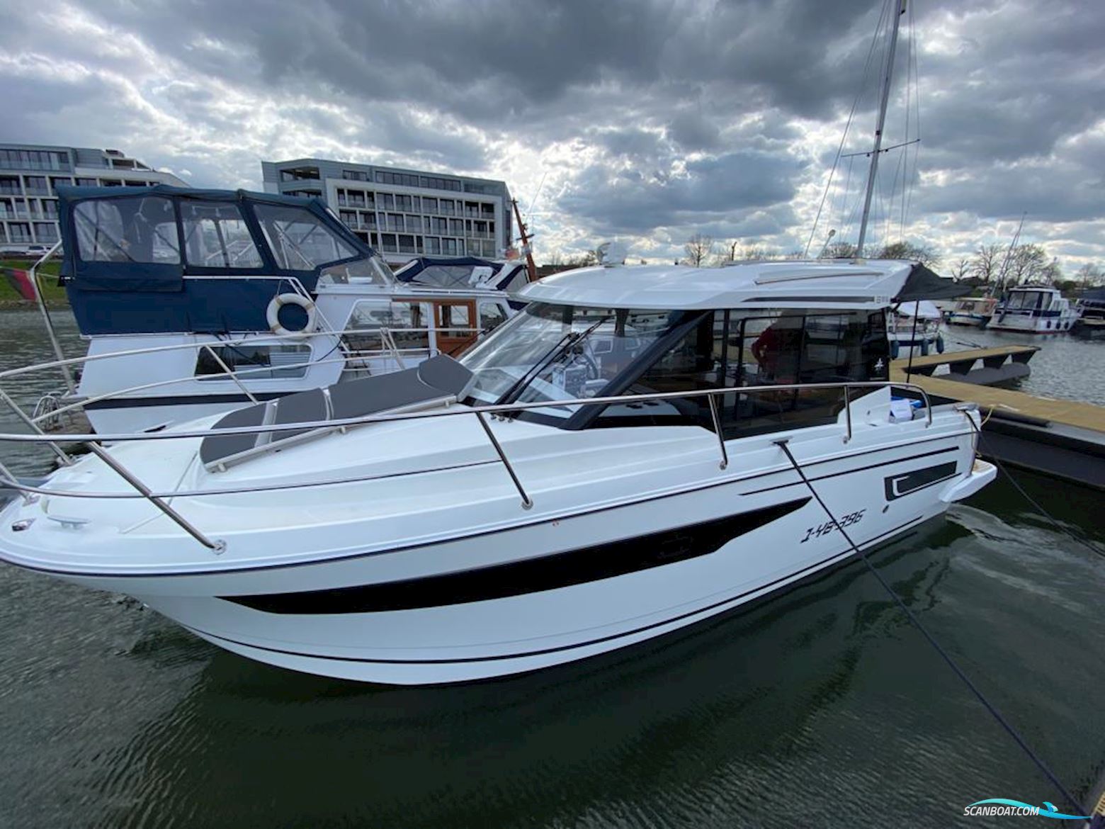 Jeanneau Merry Fisher 895 met boeg en heckschroef