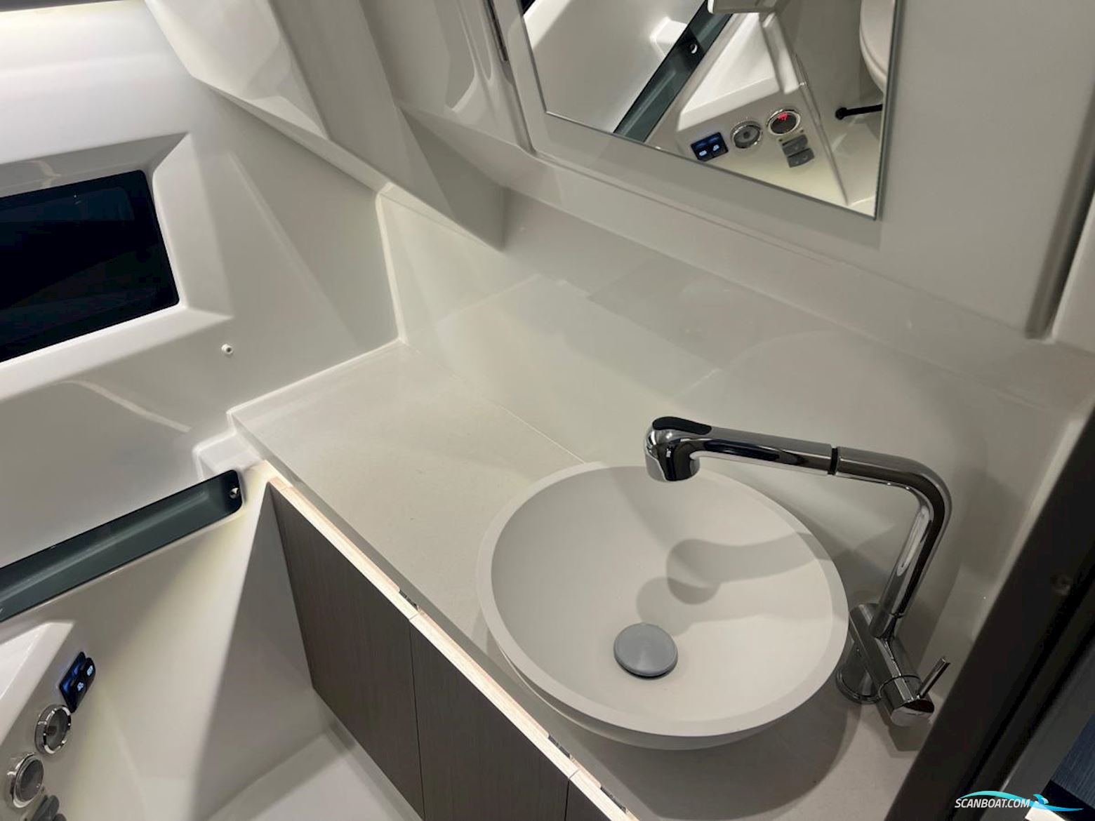 Jeanneau Merry Fisher 895 serie 2. Dit schip is aanwezig op de Yamaha stand van hiswa te water 2026.