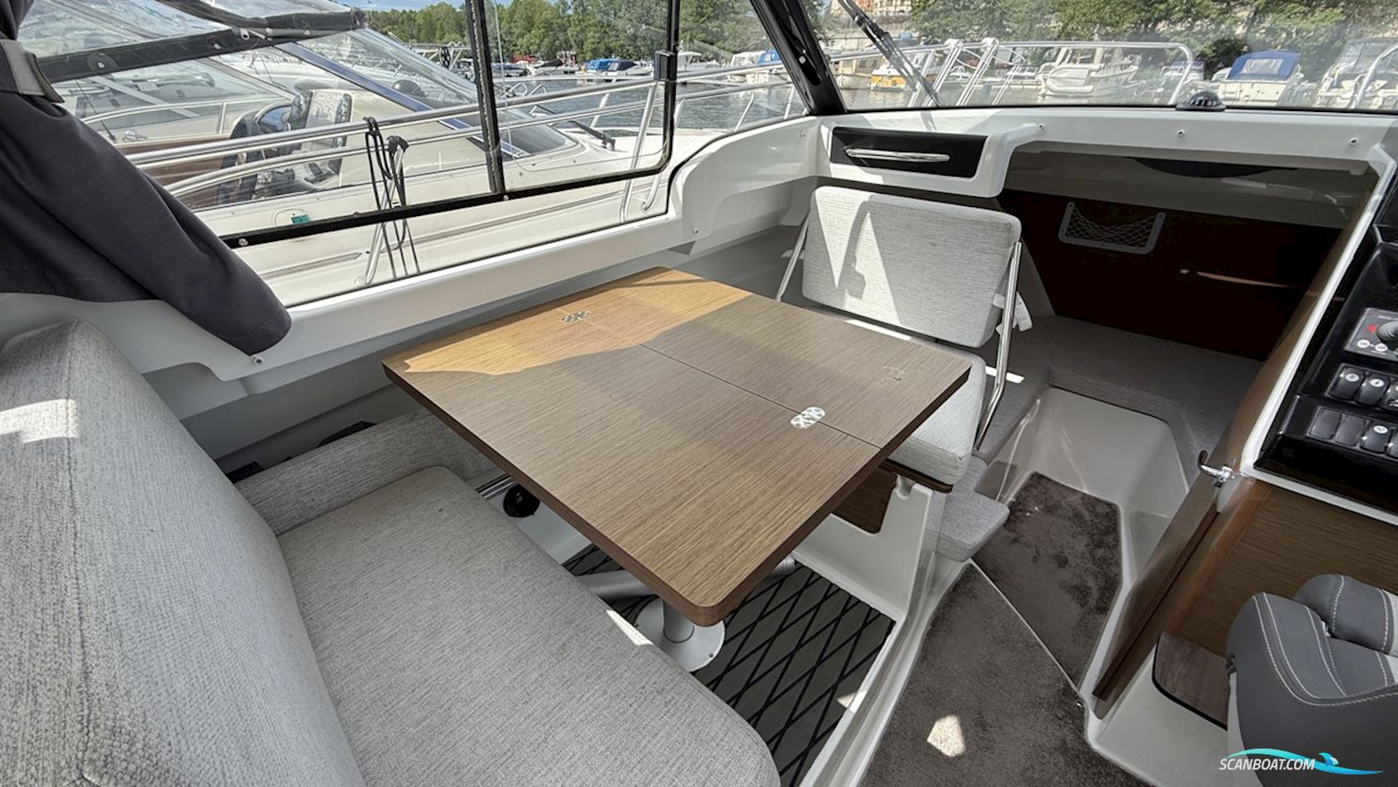 JEANNEAU MOTORBÅT MERRY FISHER 695