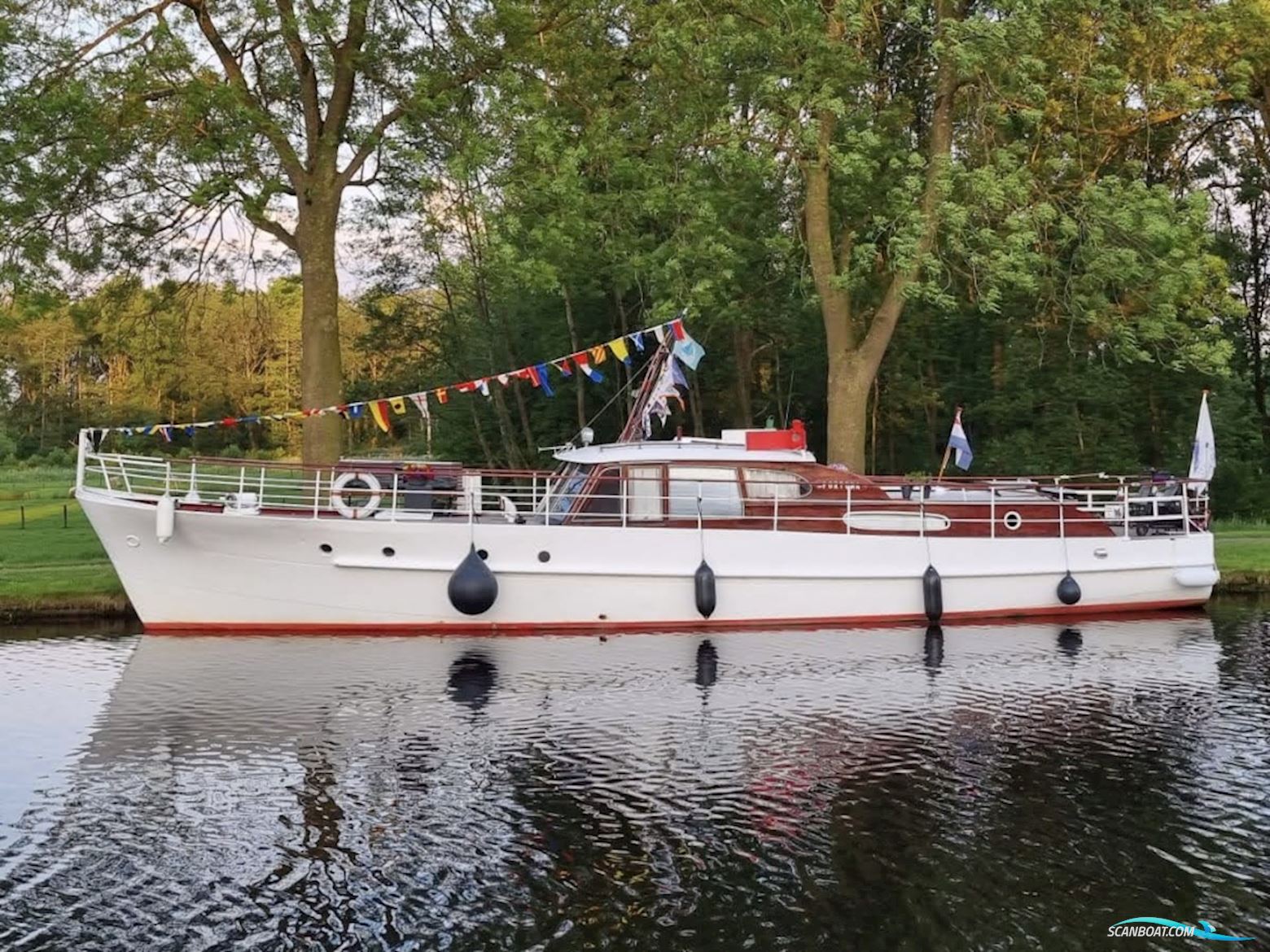 Klassiek motorjacht - Directievaartuig