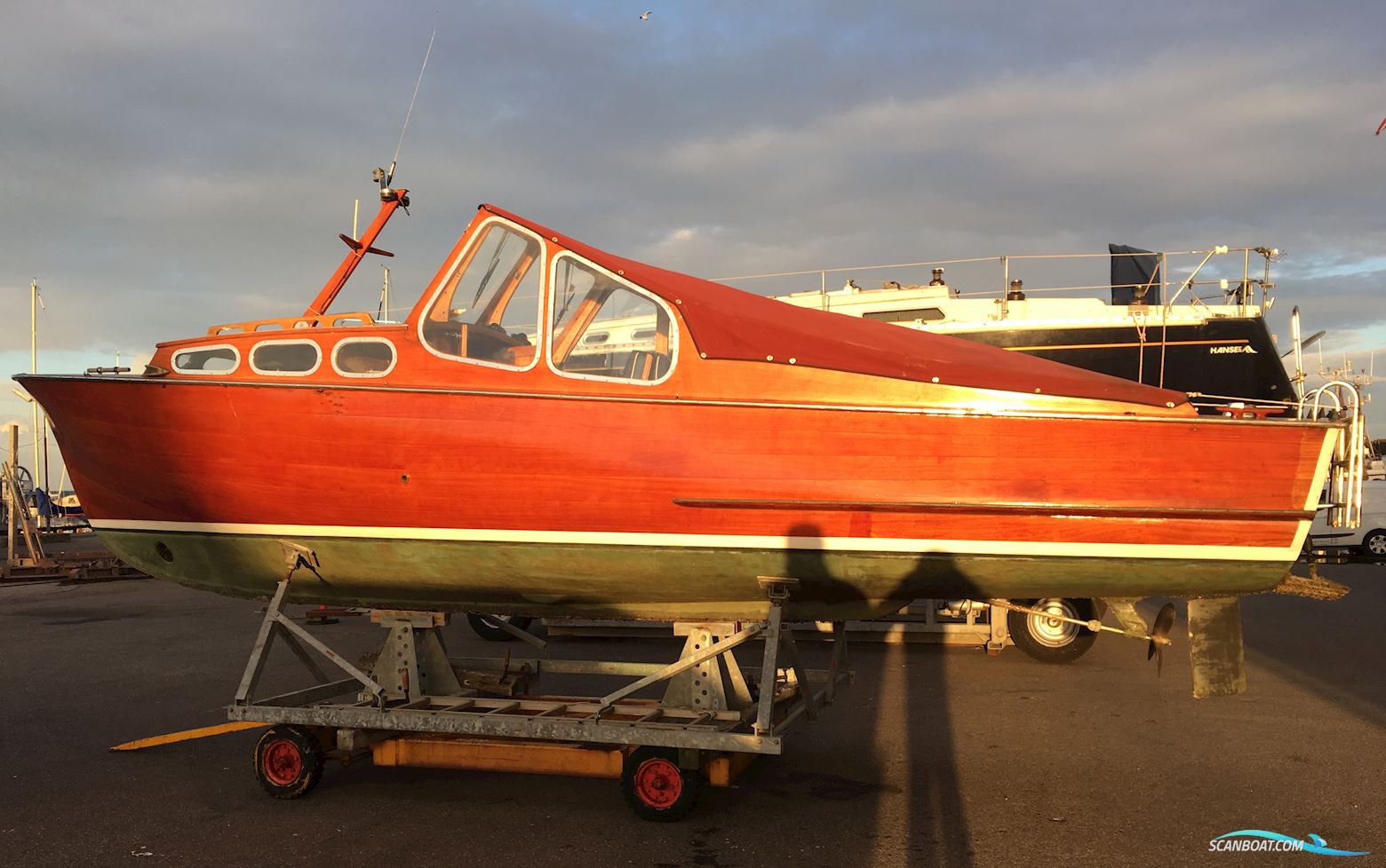 Klassisk Mahogny Motorbåd Med Dieselmotor