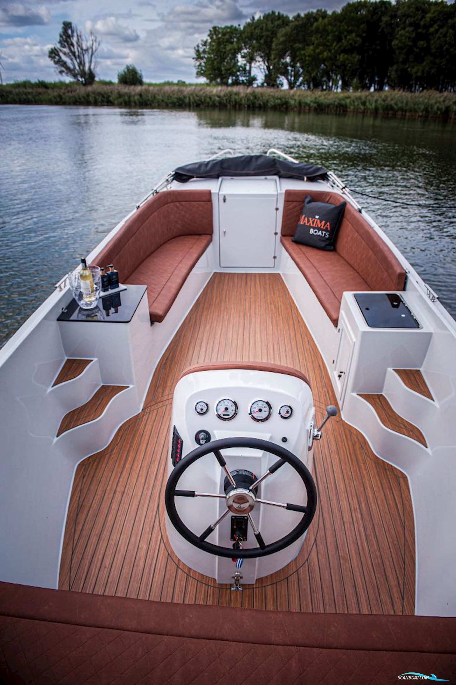 Maxima 750 Flying lounge