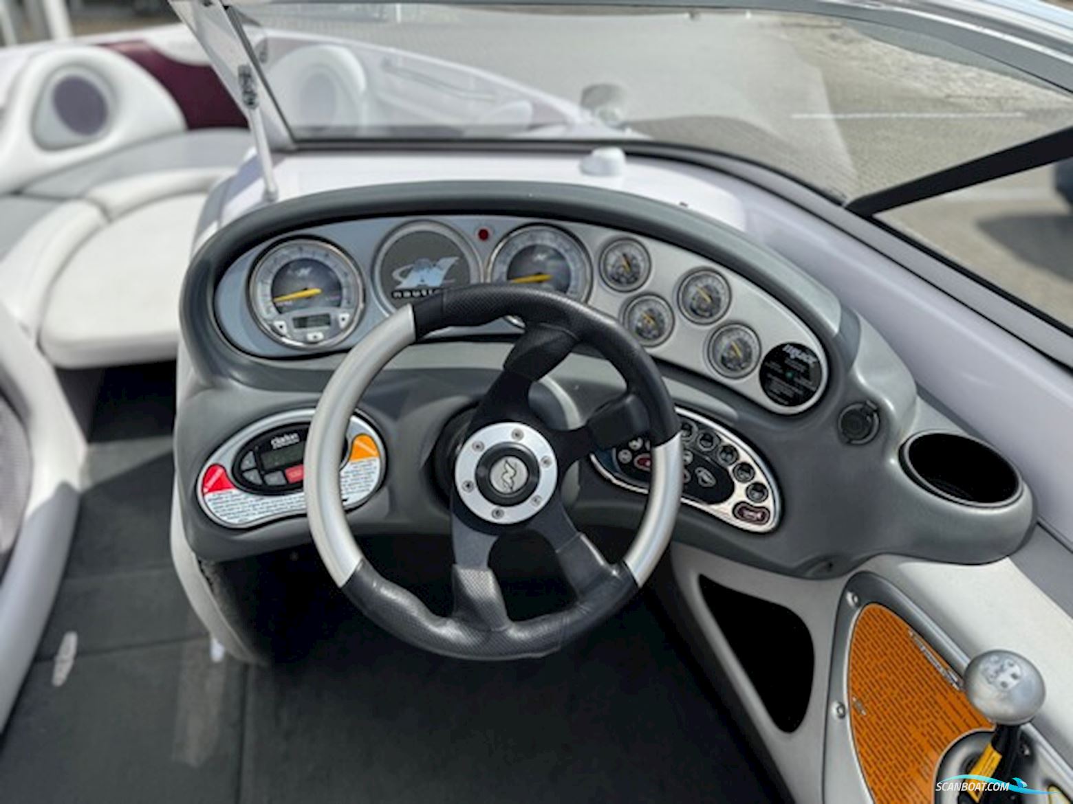 Nautique 226 Limited med 375 hk ZR6 8,1L V8 i/o og 3000 kg Humbauer bådtrailer - Engros til CVR nummer