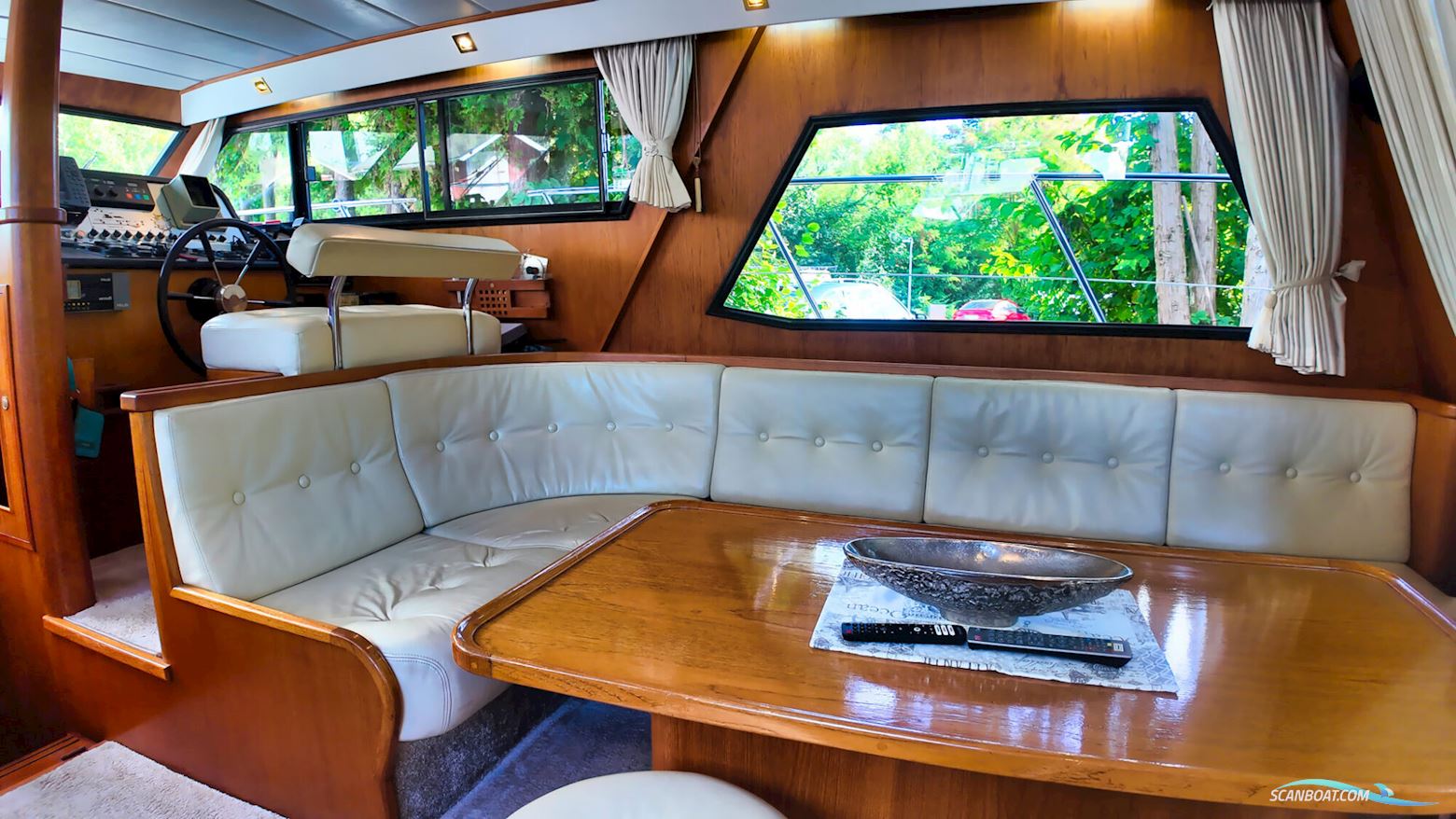 Neptunus 138 / 46 Flybridge Sedan