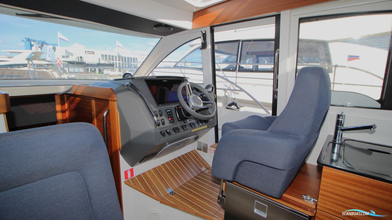 Nimbus 305 Coupe 