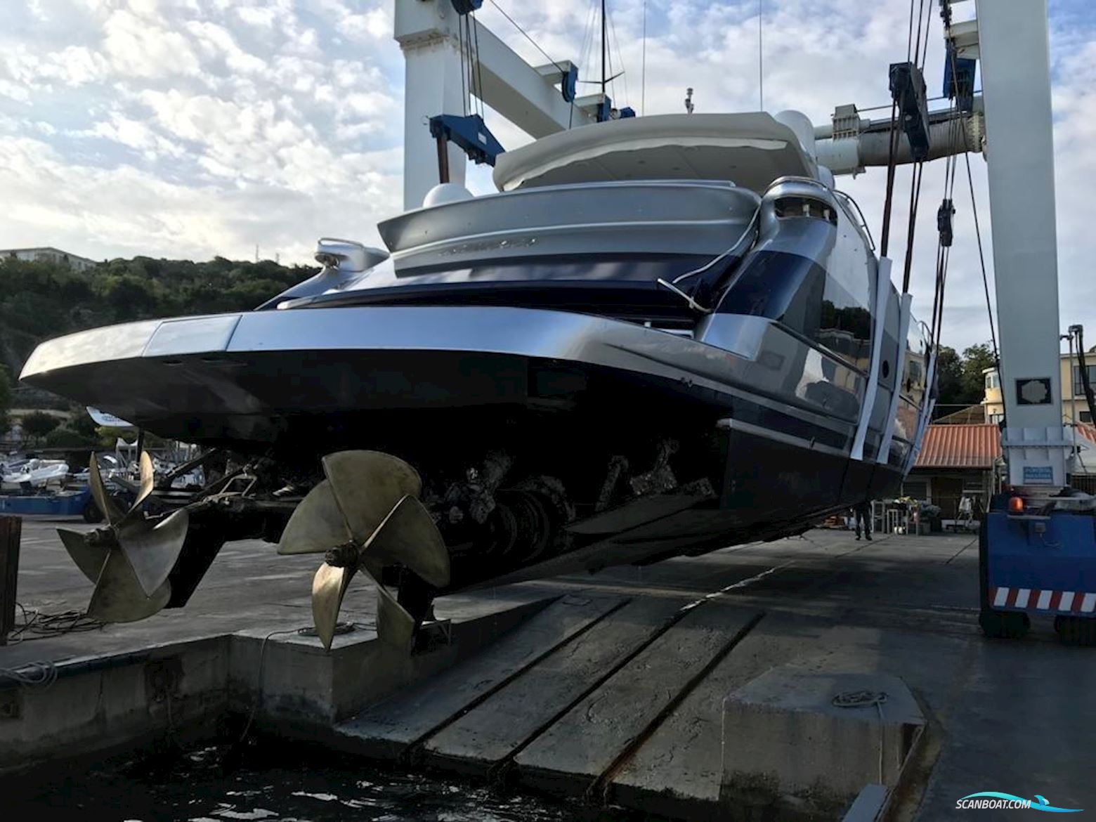 Pershing 76