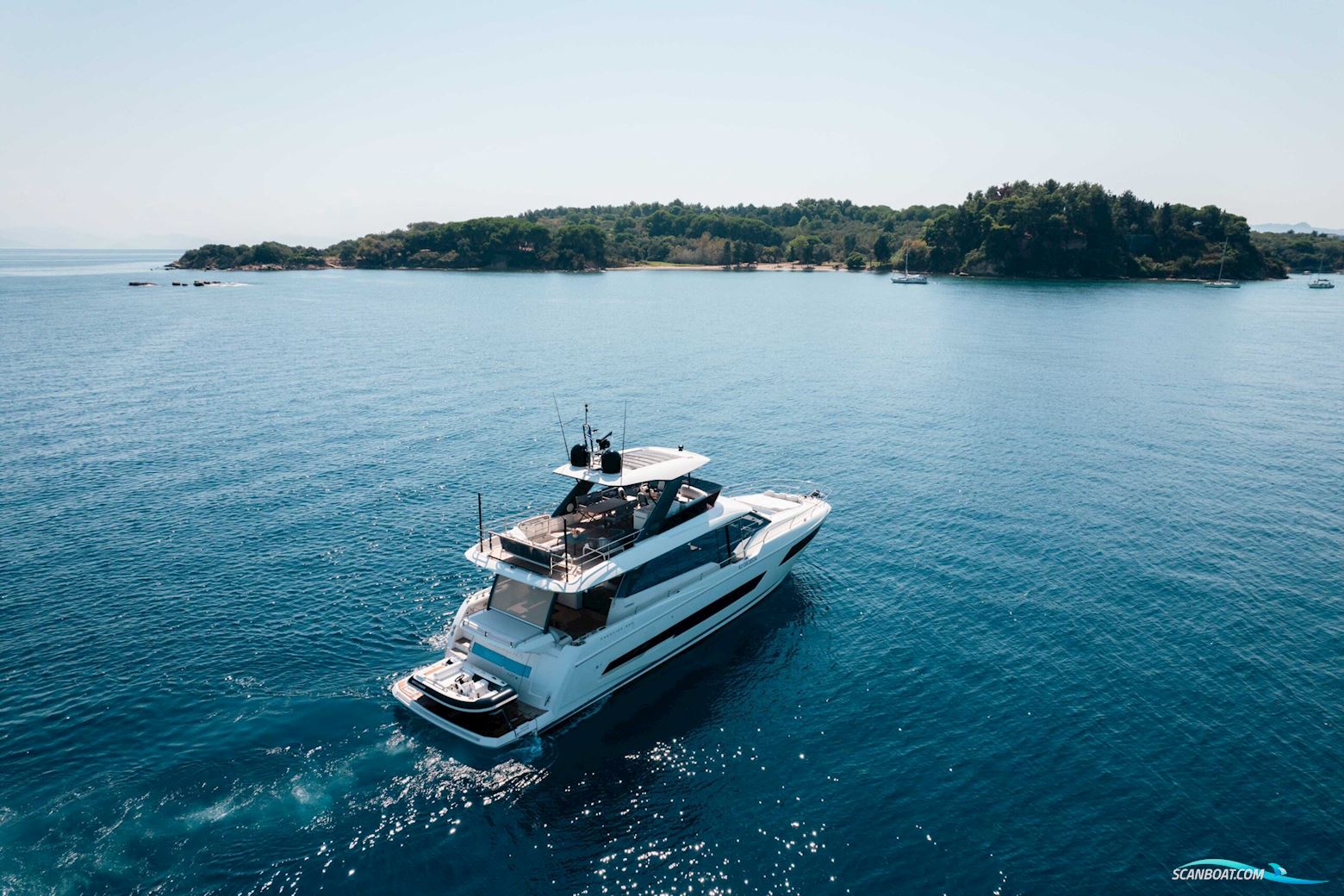 Prestige 690 flybridge