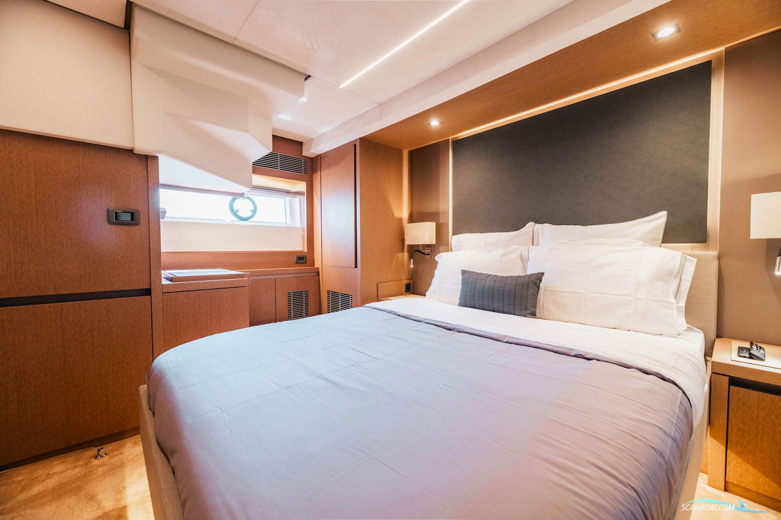 Prestige 690 flybridge