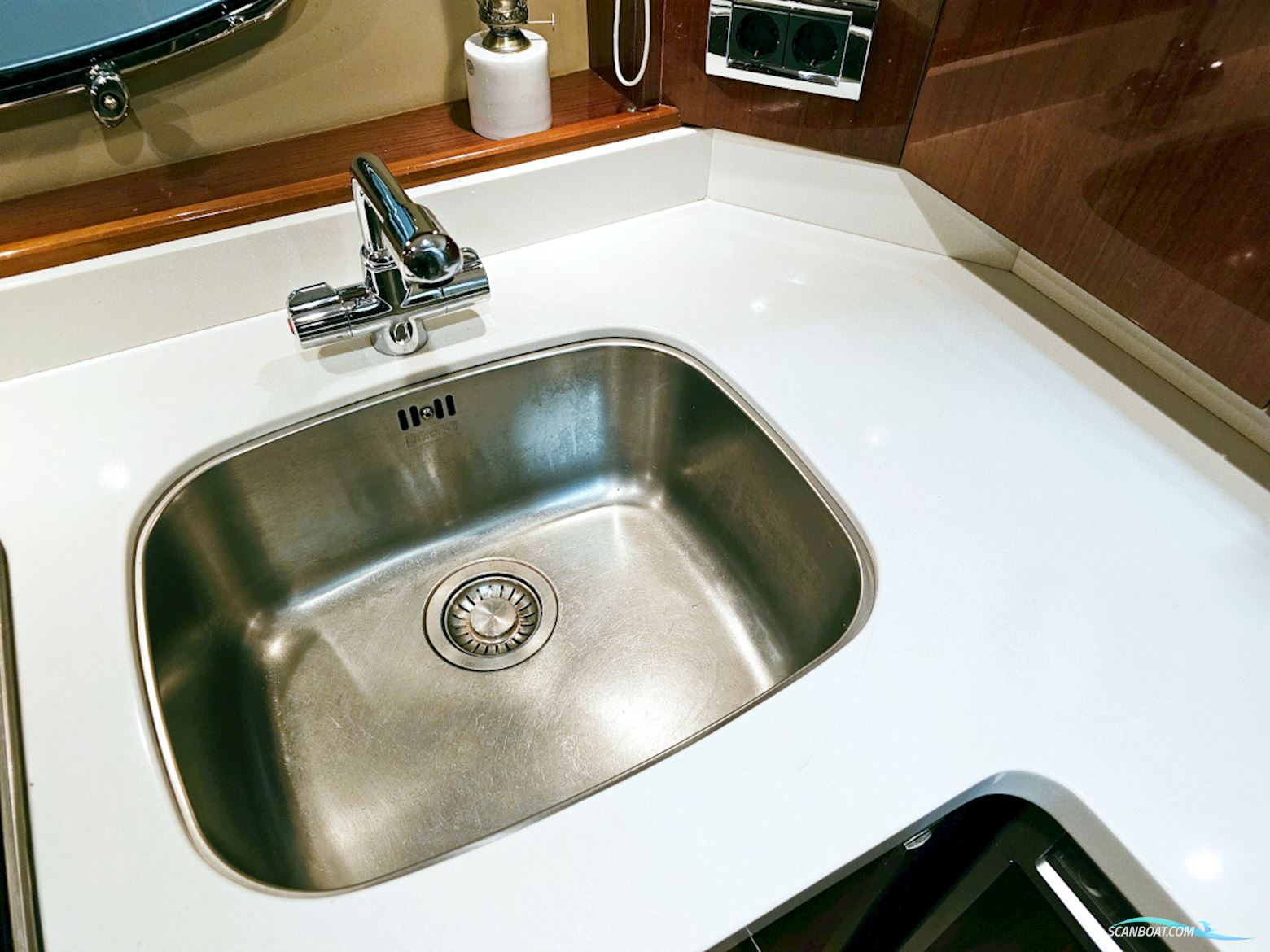 Princess V42 Volvo Penta D6-370 Joystick control