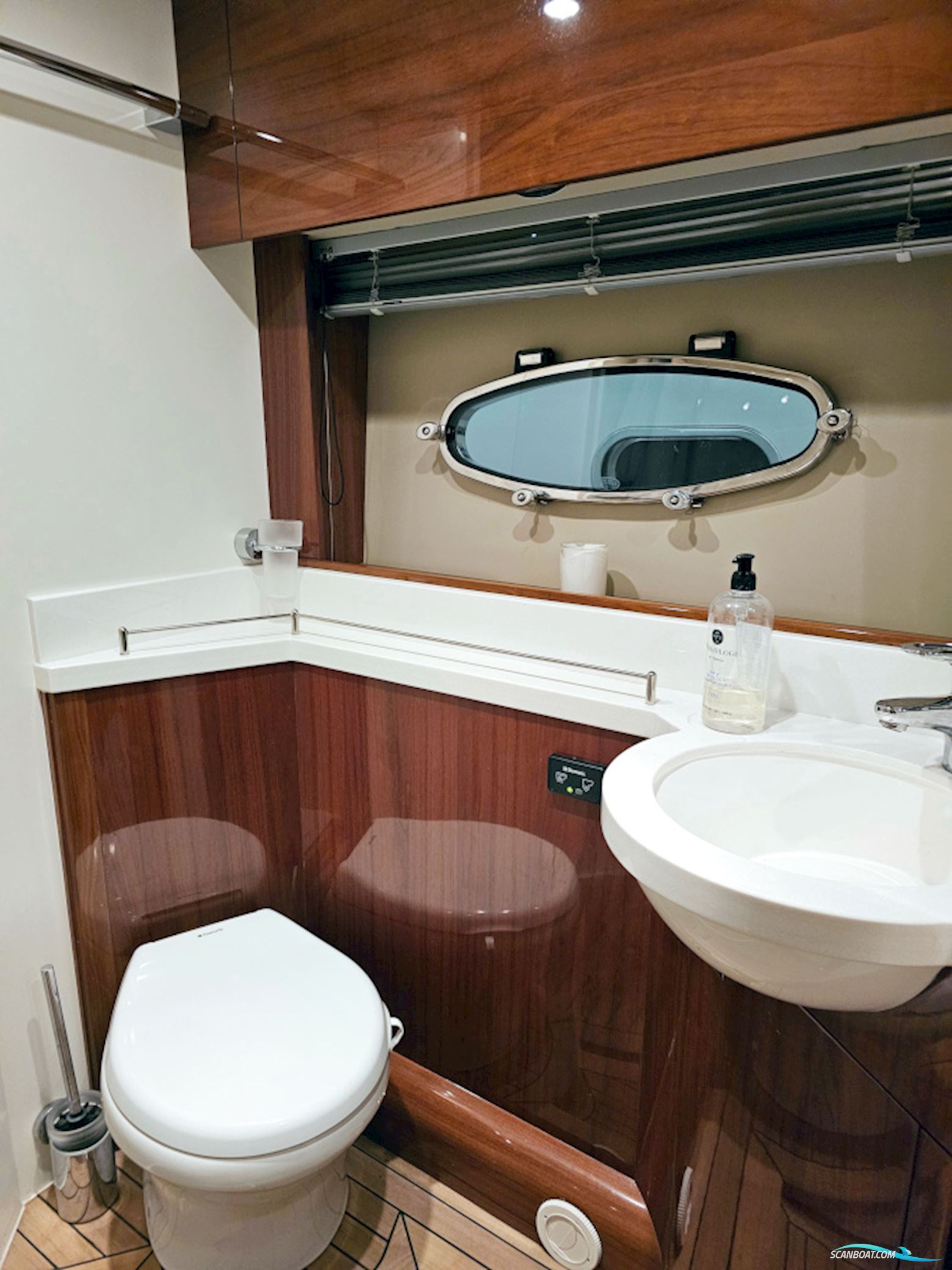 Princess V42 Volvo Penta D6-370 Joystick control