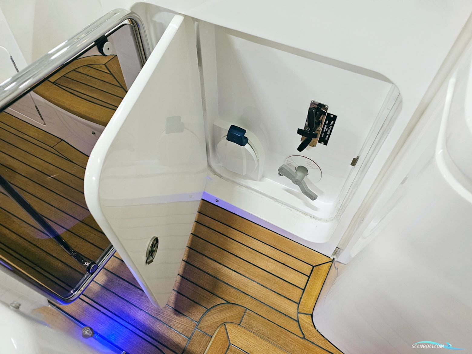 Princess V42 Volvo Penta D6-370 Joystick Control