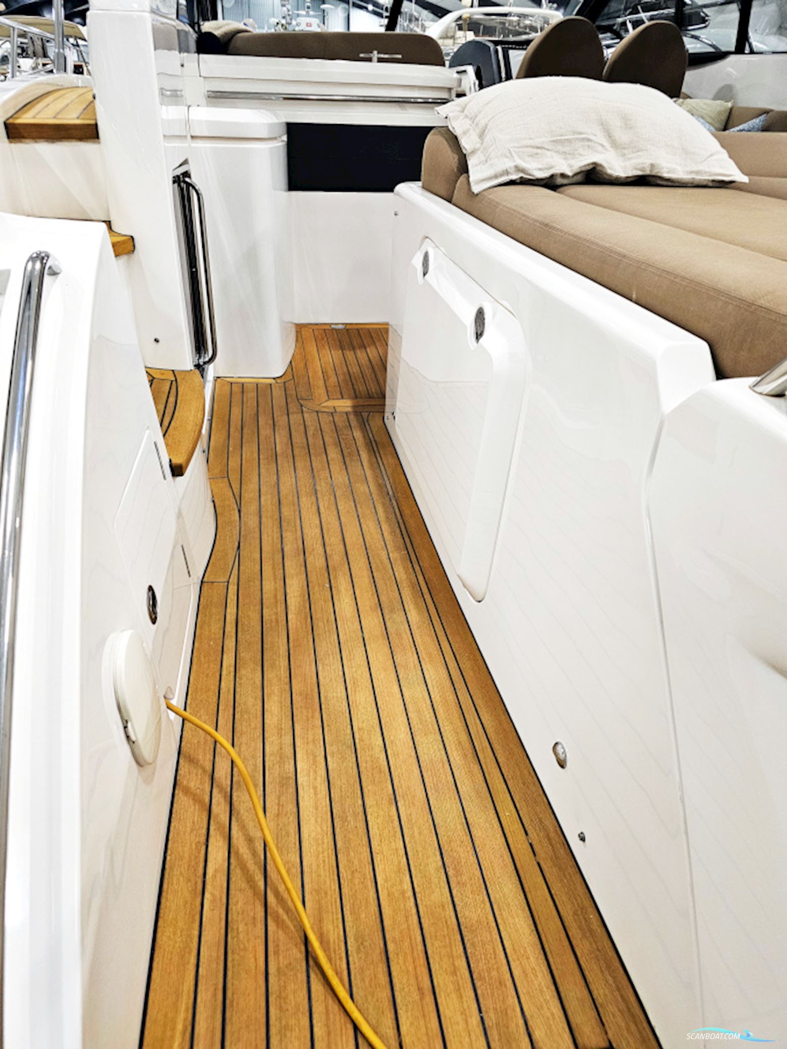 Princess V42 Volvo Penta D6-370 Joystick control